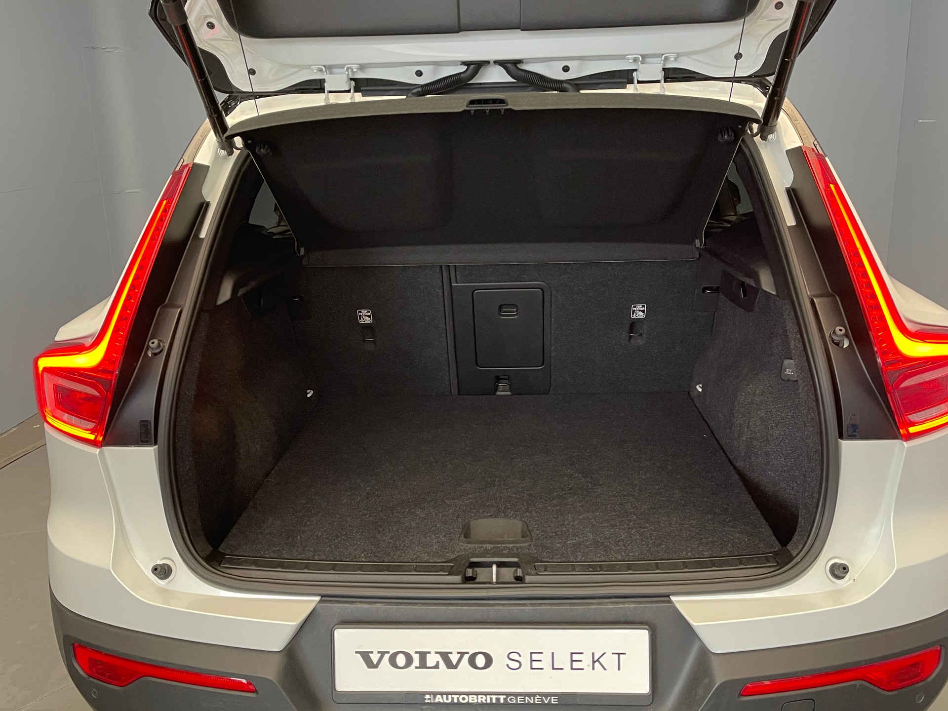 VOLVO XC40 2.0 B4 MH R-Design AWD-image-6