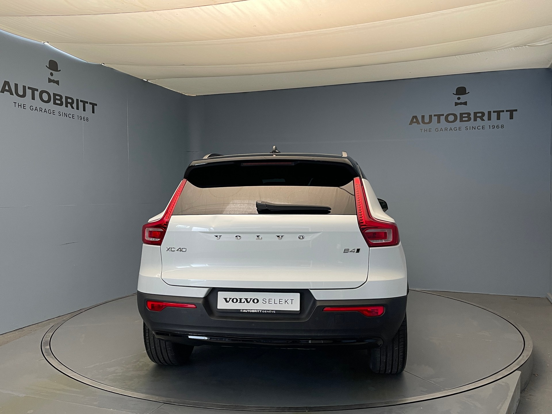 VOLVO XC40 2.0 B4 MH R-Design AWD-image-2