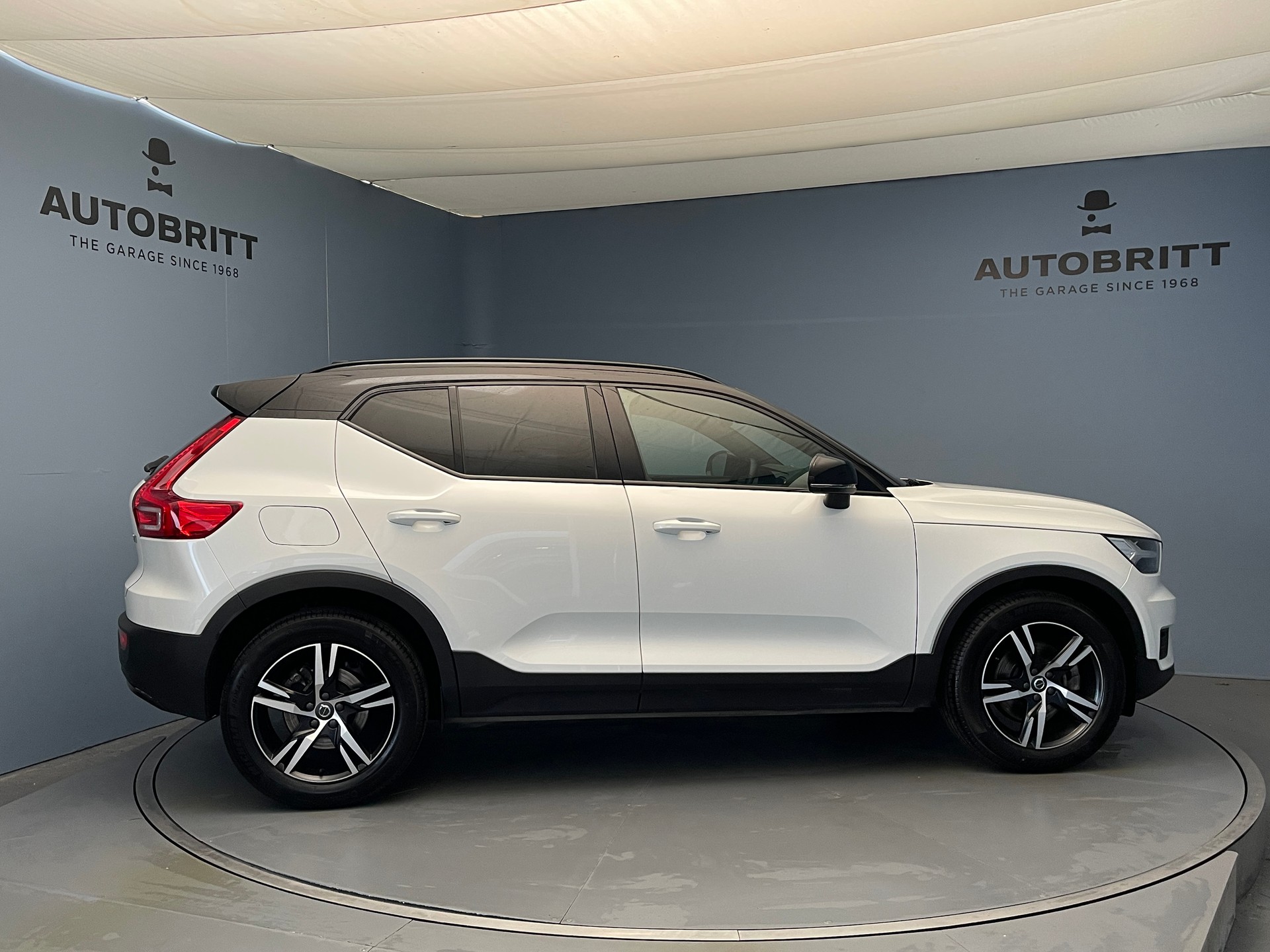 VOLVO XC40 2.0 B4 MH R-Design AWD-image-3