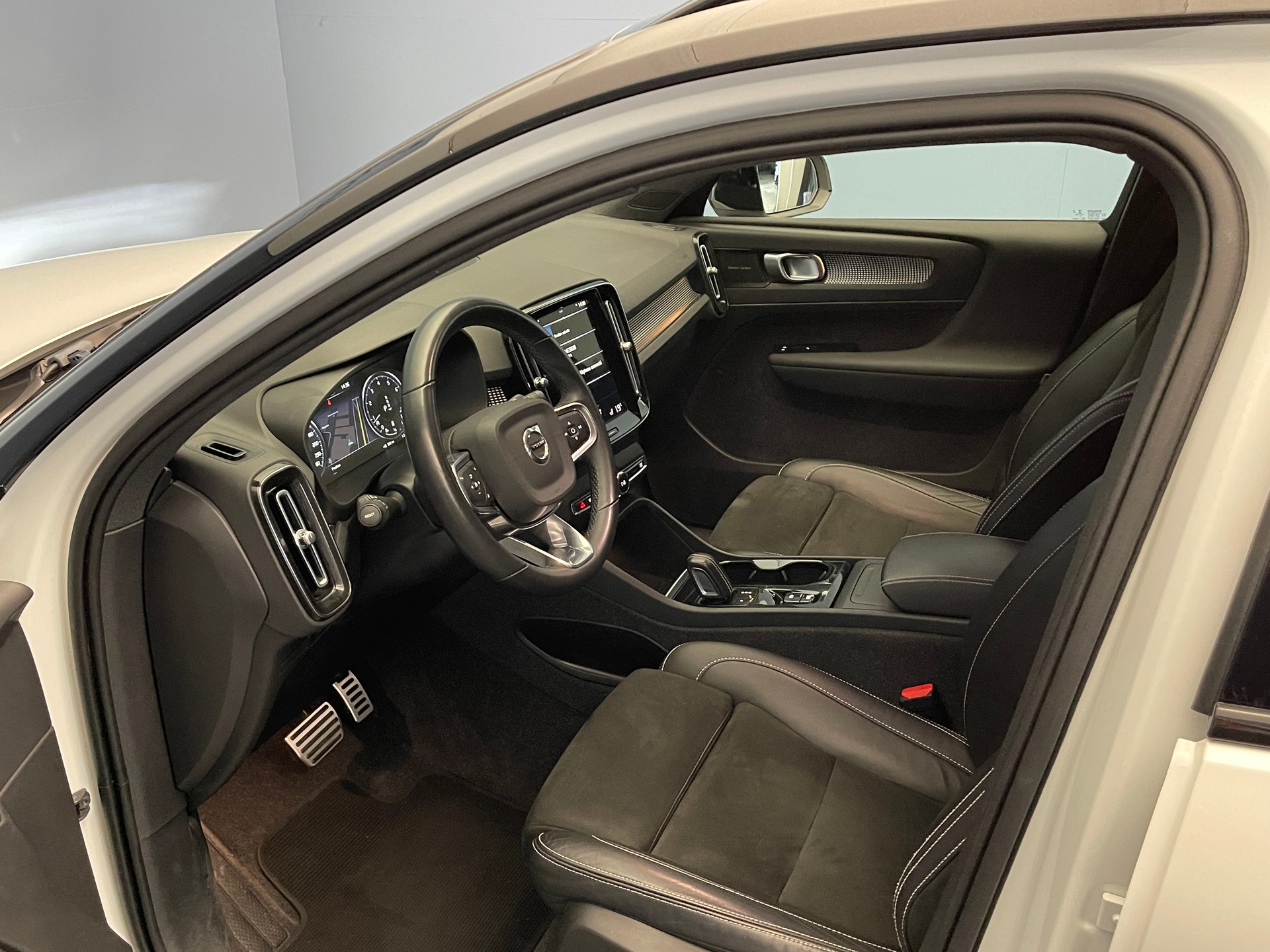 VOLVO XC40 2.0 B4 MH R-Design AWD-image-11
