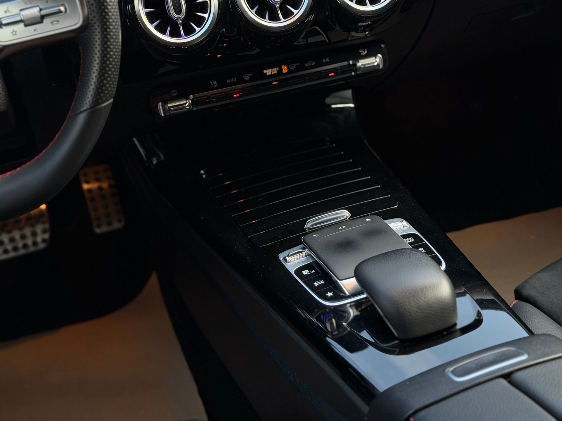 MERCEDES-BENZ CLA Shooting Brake 220 7G-DCT AMG Line-image-17