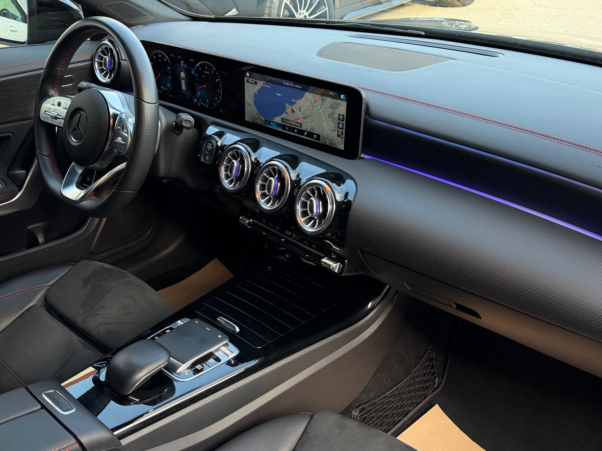 MERCEDES-BENZ CLA Shooting Brake 220 7G-DCT AMG Line-image-14