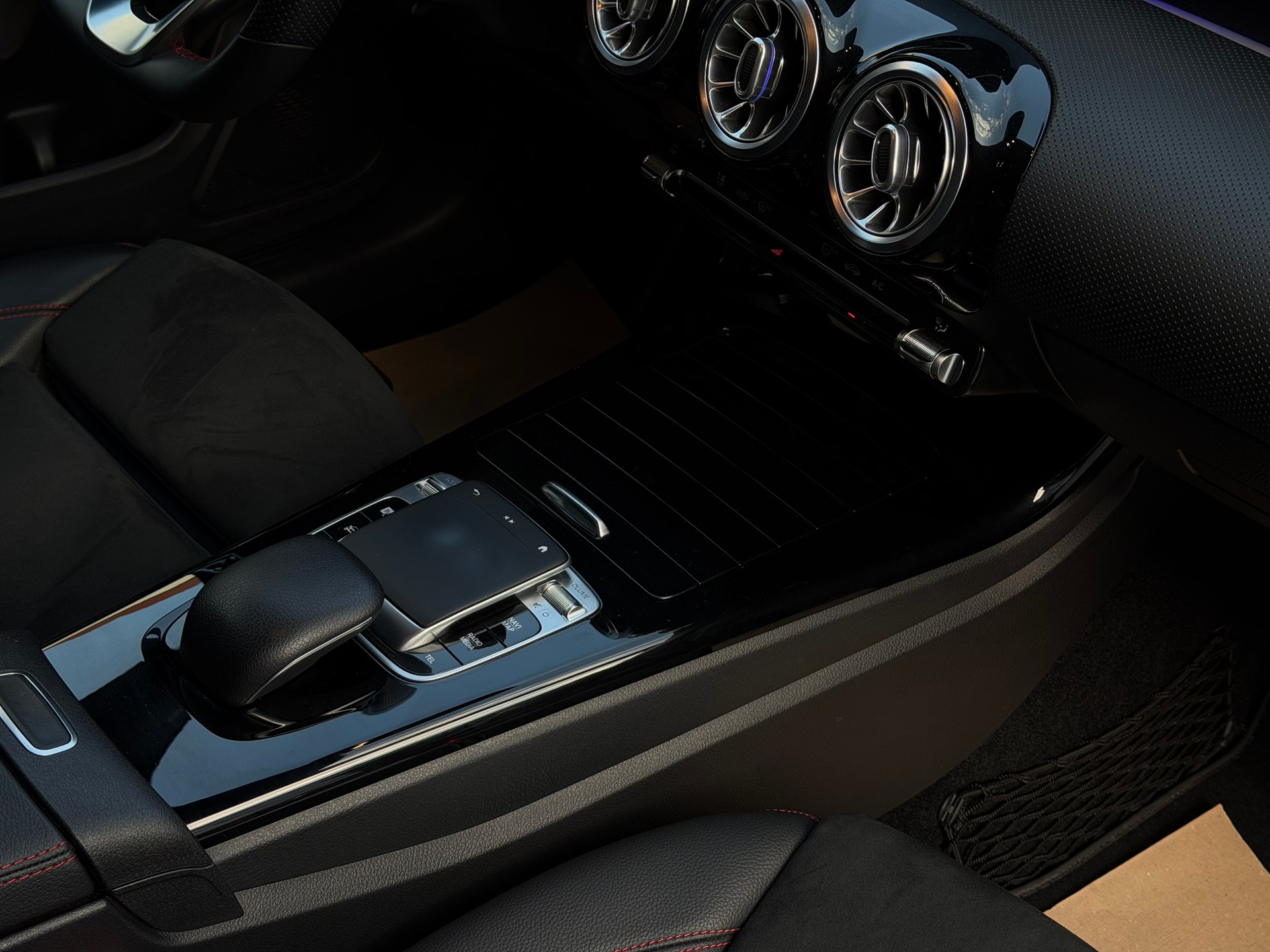 MERCEDES-BENZ CLA Shooting Brake 220 7G-DCT AMG Line-image-16