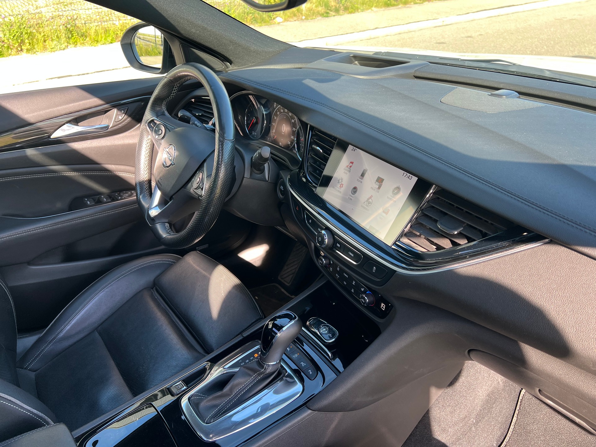 OPEL Insignia 2.0 BiDTI Sports- 360°-Kamera-Tourer Exclusive 4WD Auto-image-19