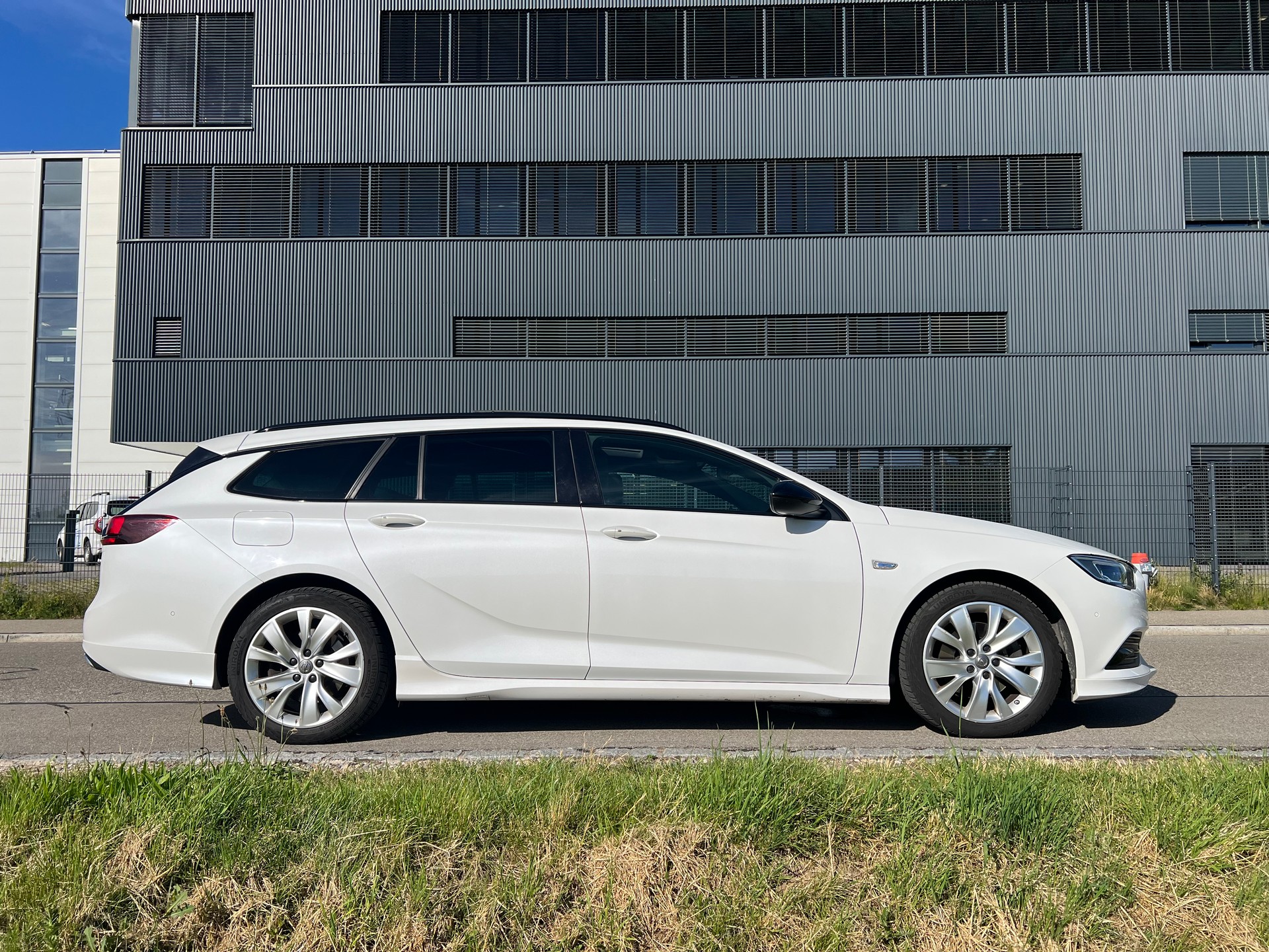 OPEL Insignia 2.0 BiDTI Sports- 360°-Kamera-Tourer Exclusive 4WD Auto-image-16