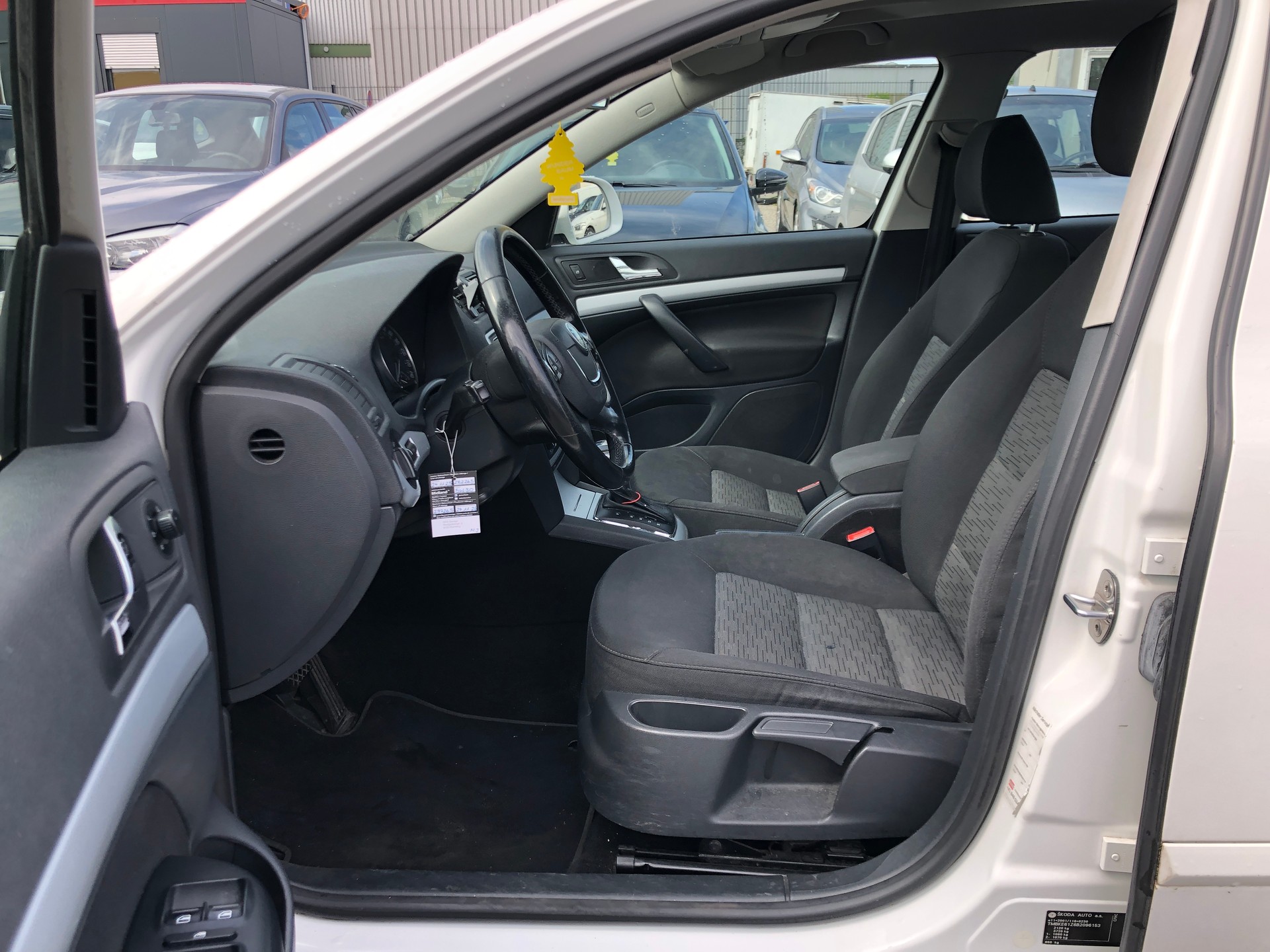 SKODA Octavia Combi 2.0 TDI Adventure 4x4 DSG-image-7