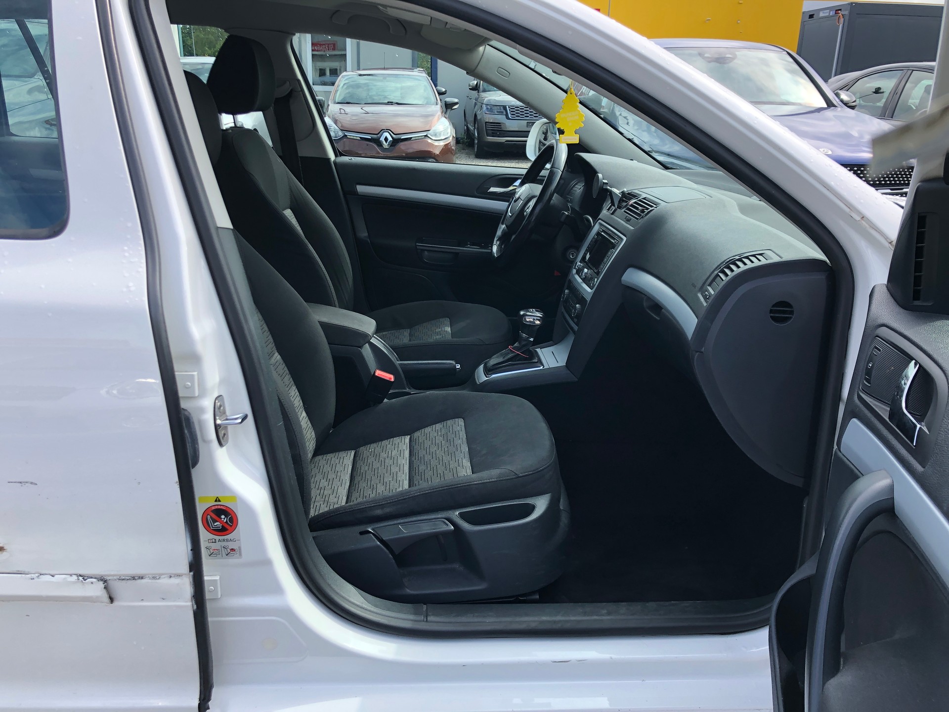 SKODA Octavia Combi 2.0 TDI Adventure 4x4 DSG-image-9