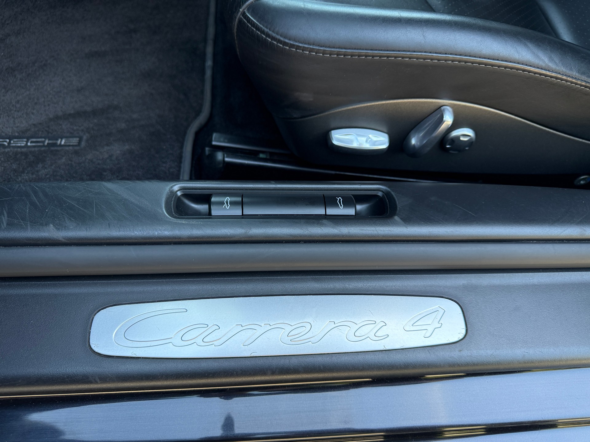 PORSCHE 911 Carrera 4-image-14