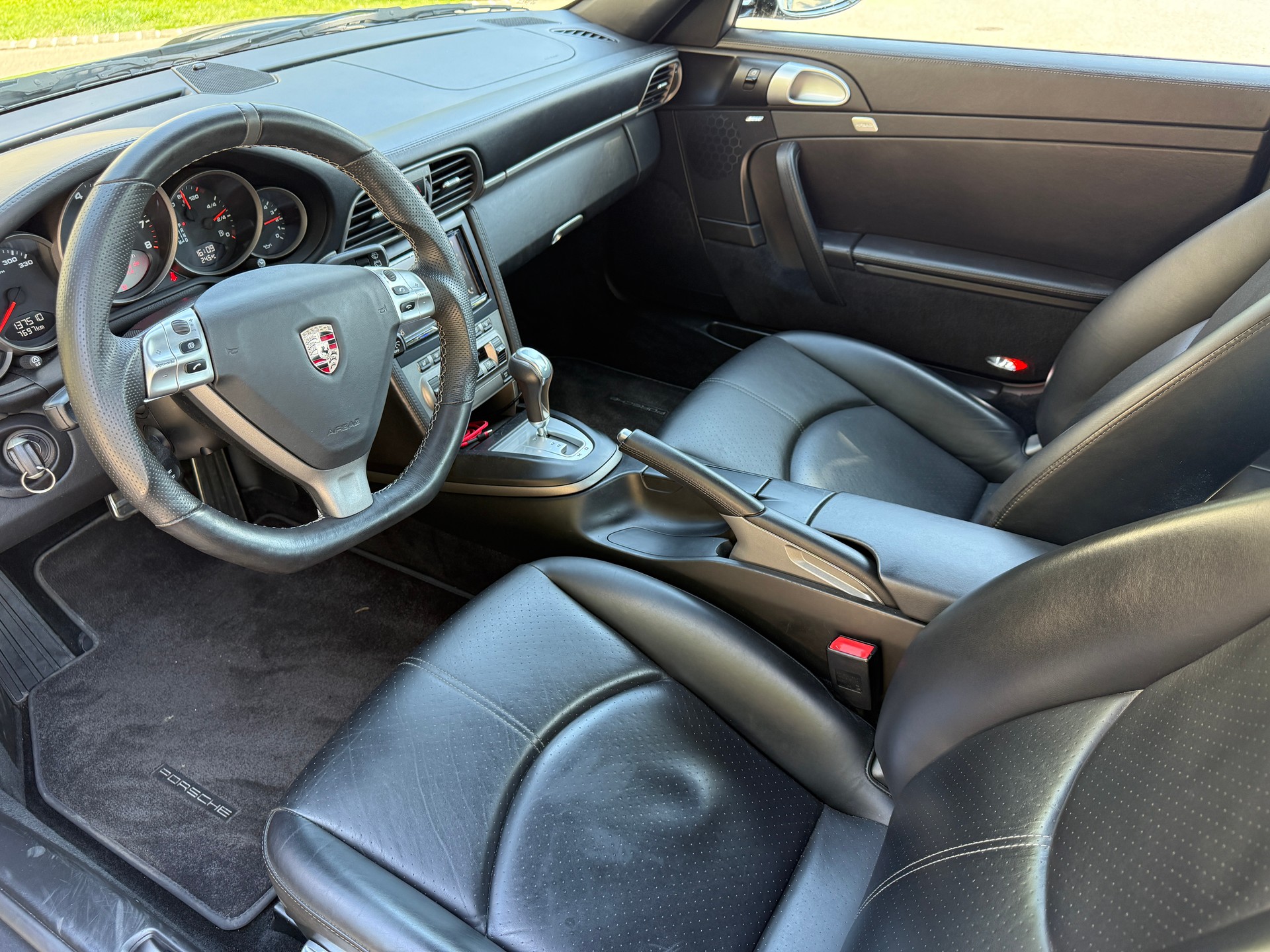 PORSCHE 911 Carrera 4-image-5