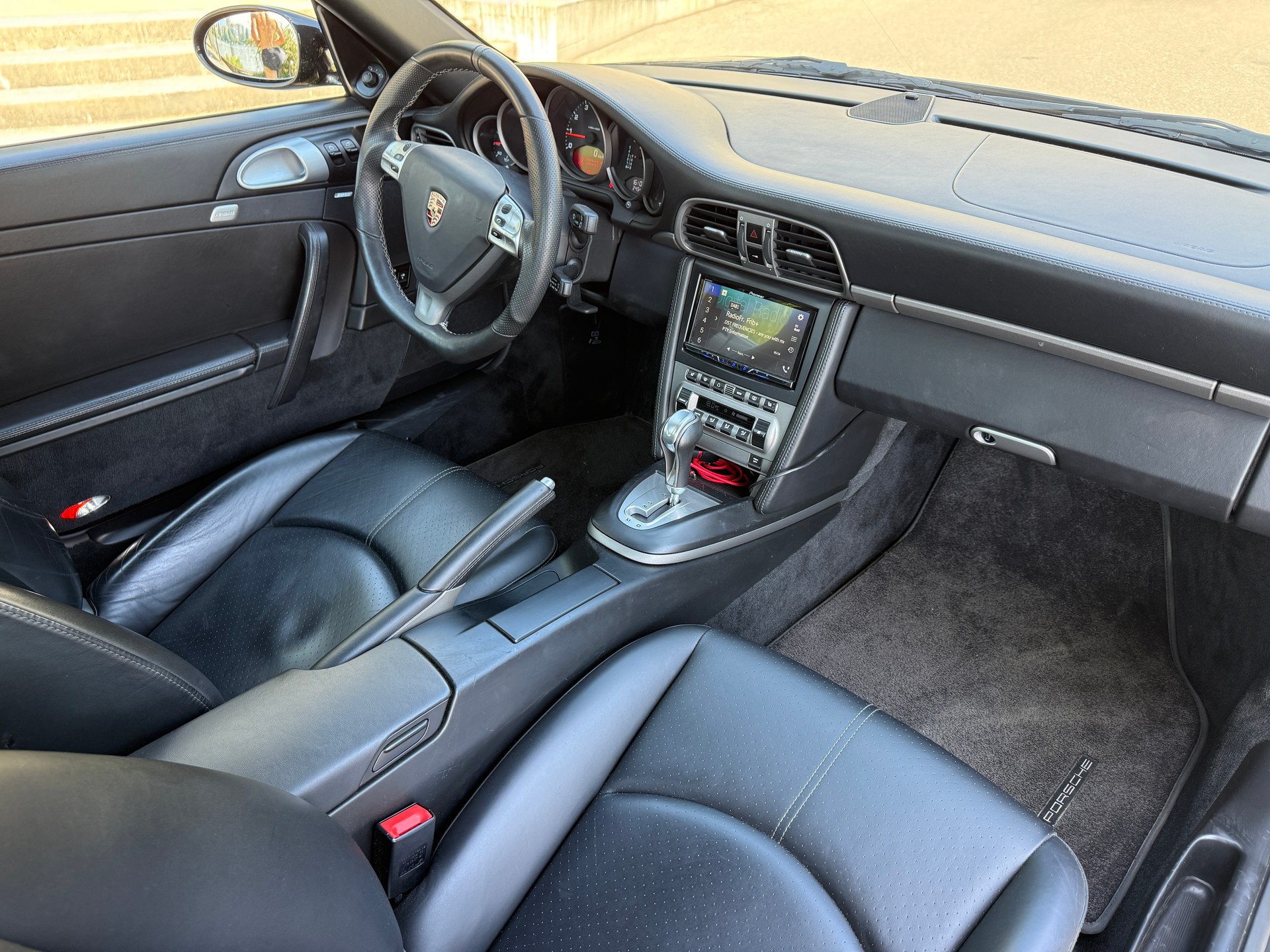PORSCHE 911 Carrera 4-image-7