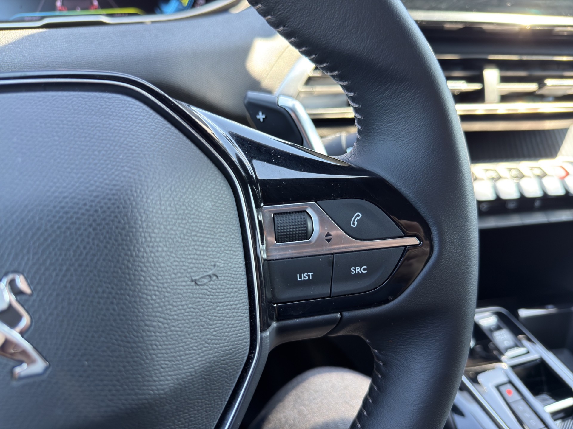 PEUGEOT 2008 1.2 Hybrid 145 Style-image-39