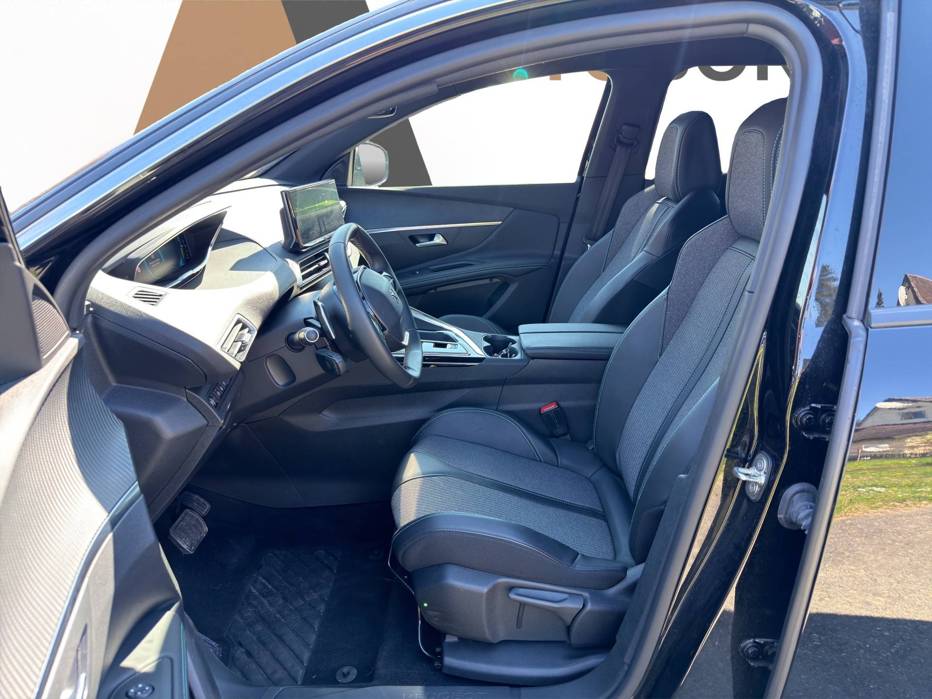 PEUGEOT 2008 1.2 Hybrid 145 Style-image-8