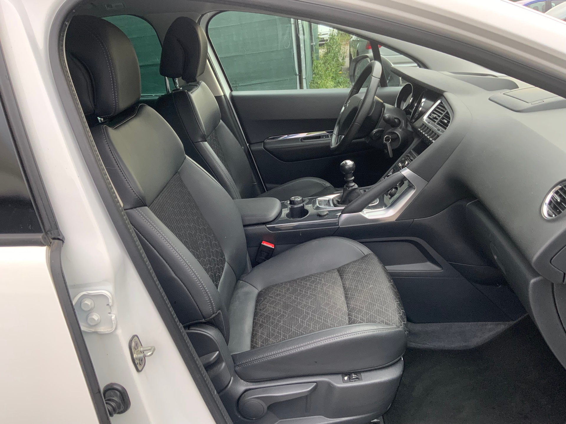 PEUGEOT 3008 1.2 Pure Tech Sensation-image-7