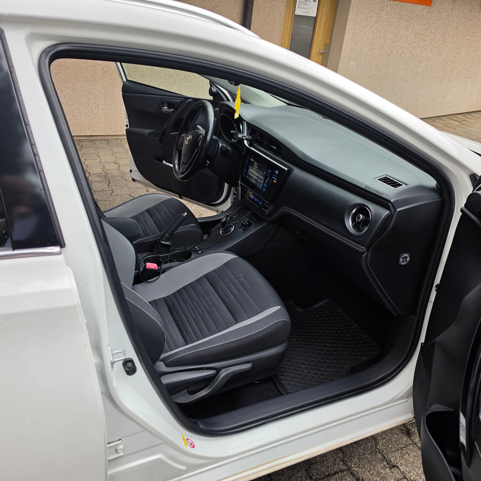 TOYOTA Auris Touring Sports 1.8 HSD Trend e-CVT-image-10