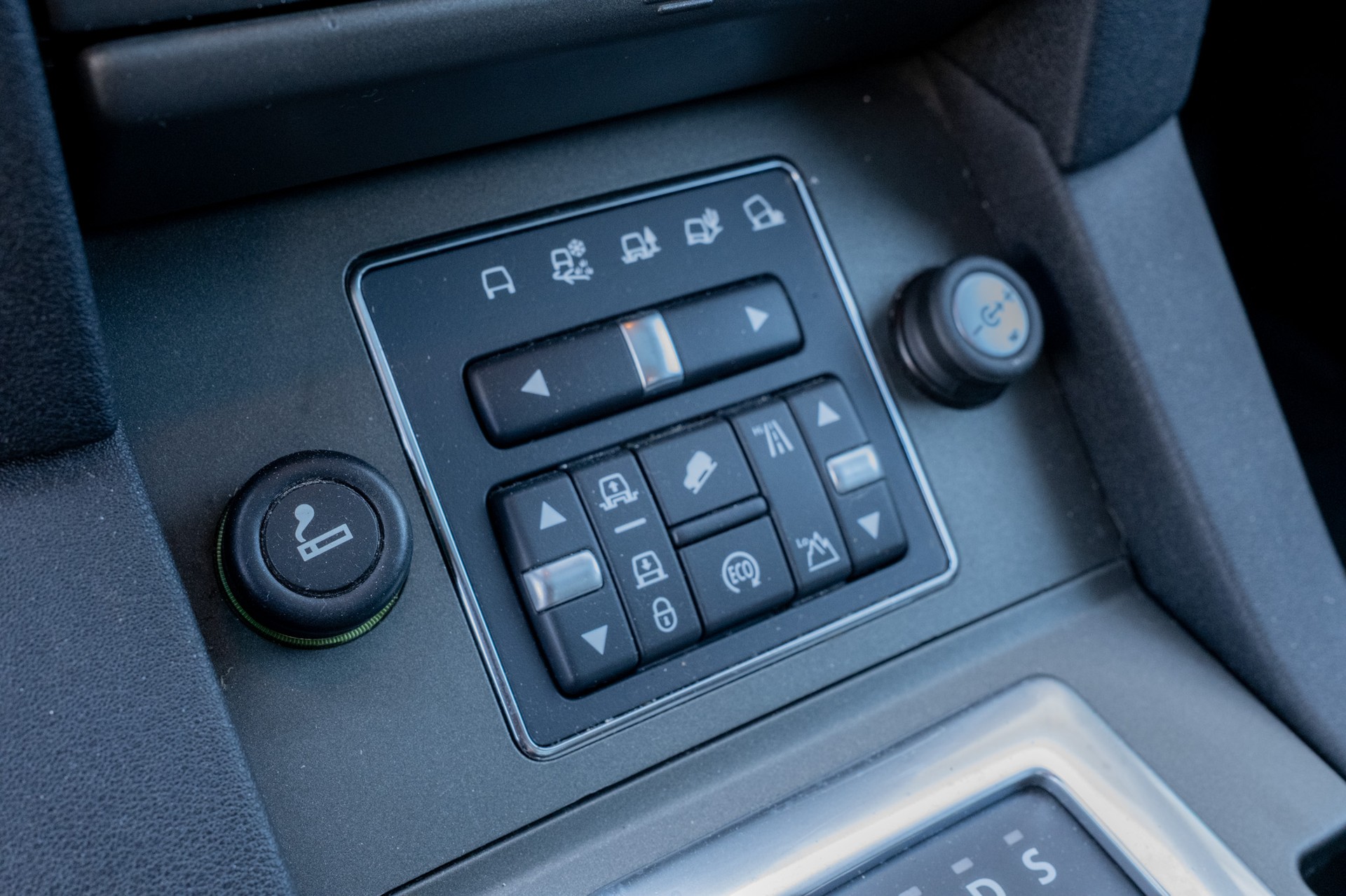 LAND ROVER Discovery 3.0 SDV6 HSE Automatic-image-13