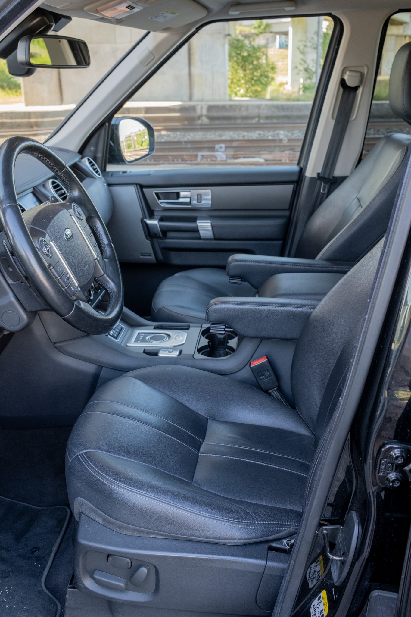 LAND ROVER Discovery 3.0 SDV6 HSE Automatic-image-6