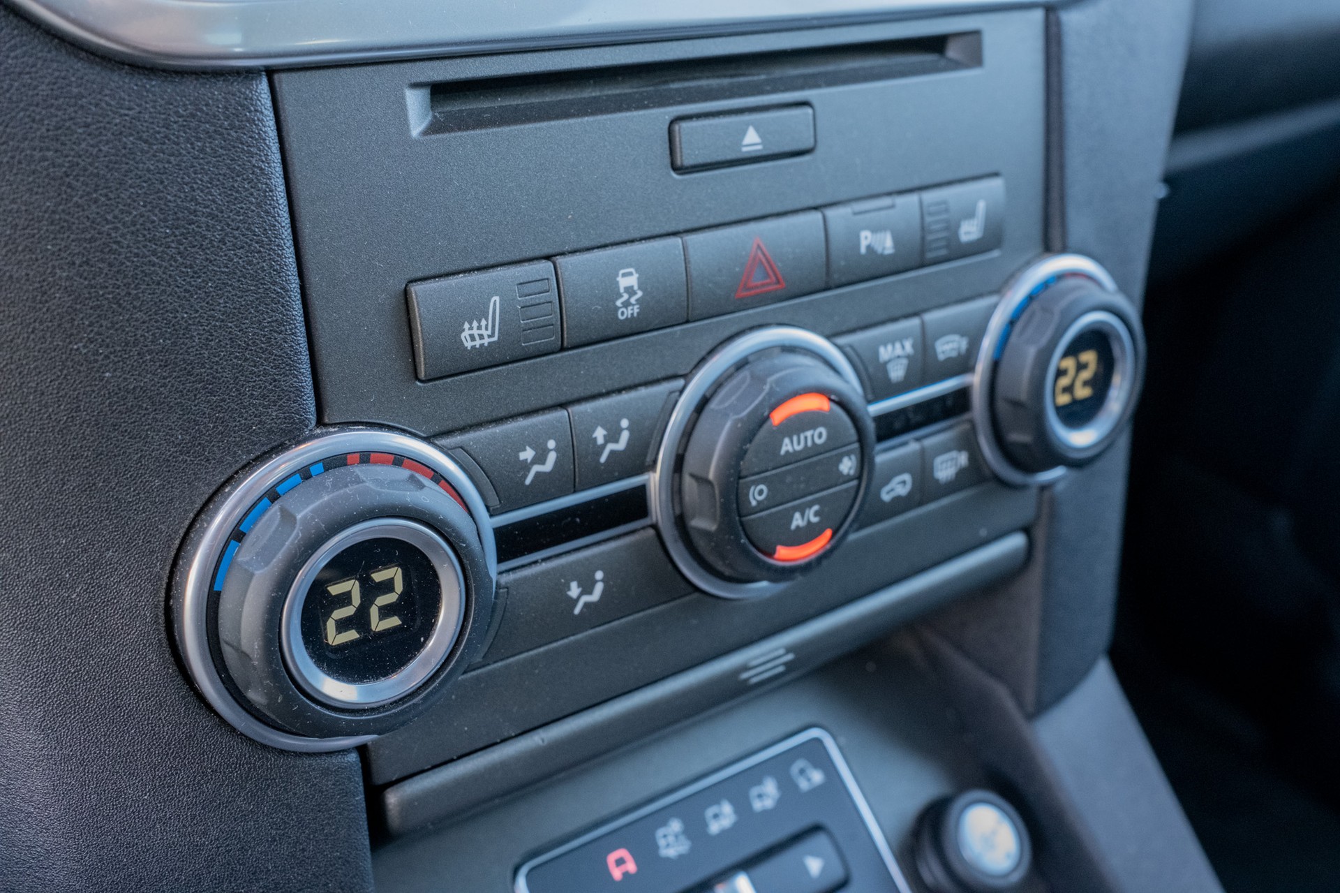 LAND ROVER Discovery 3.0 SDV6 HSE Automatic-image-14