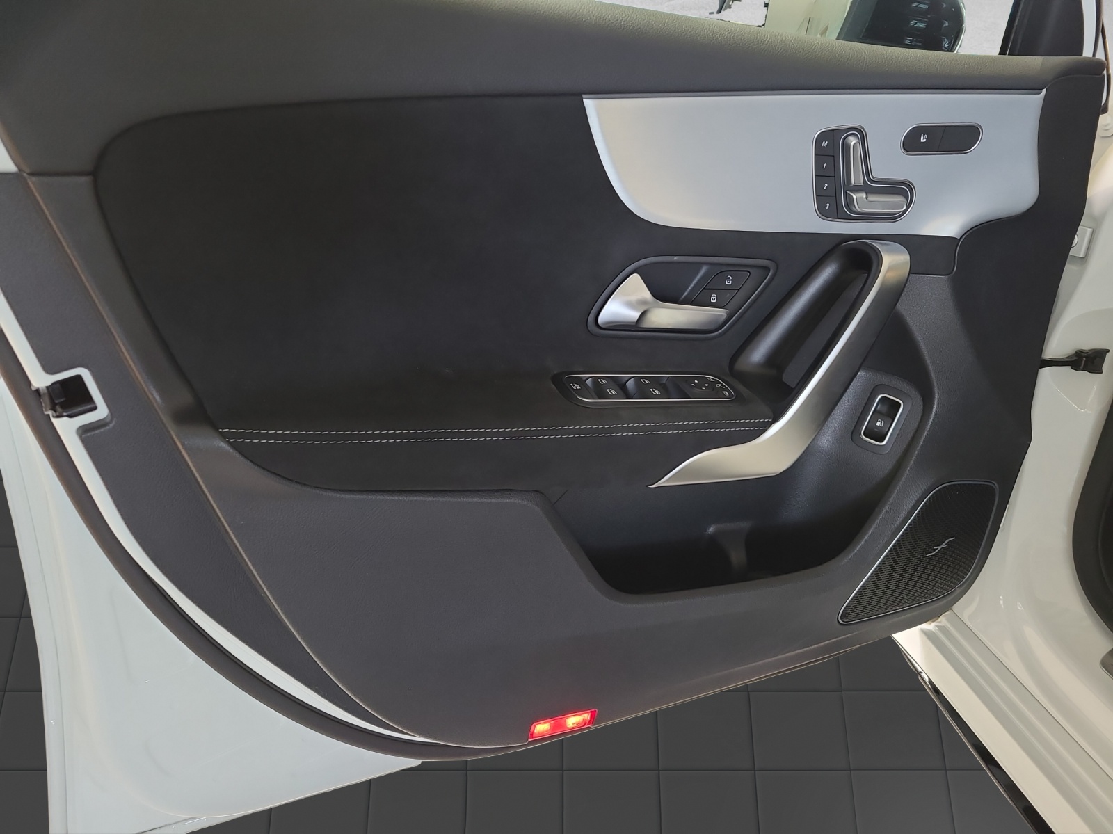 MERCEDES-BENZ A 250 e 8G-DCT-image-8