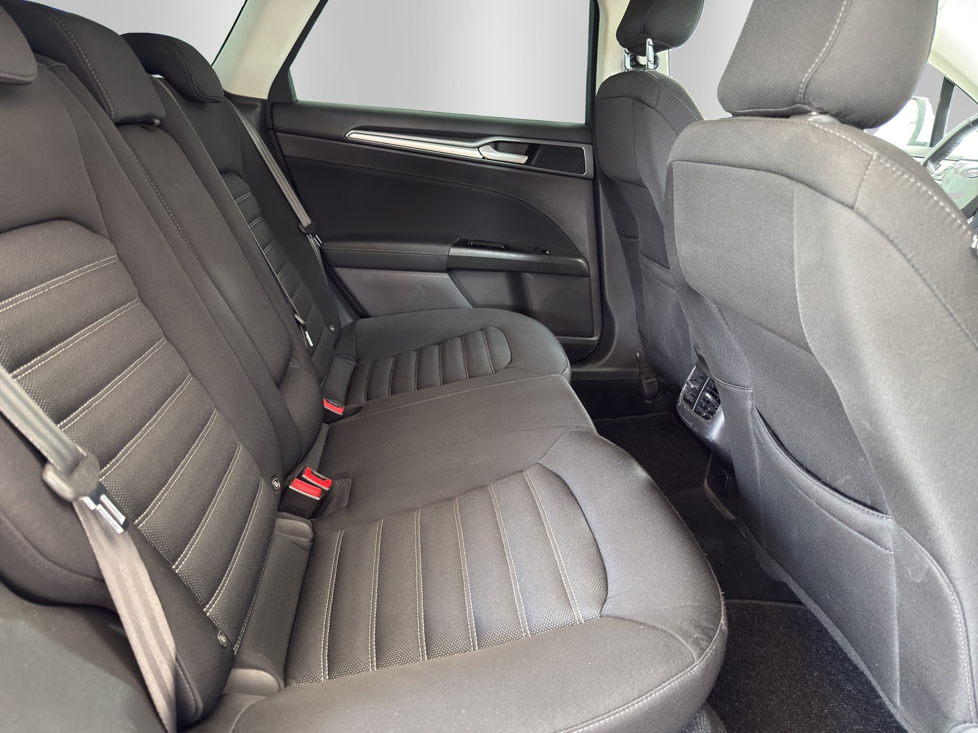 FORD Mondeo 2.0 TDCi Business Plus PowerShift-image-14
