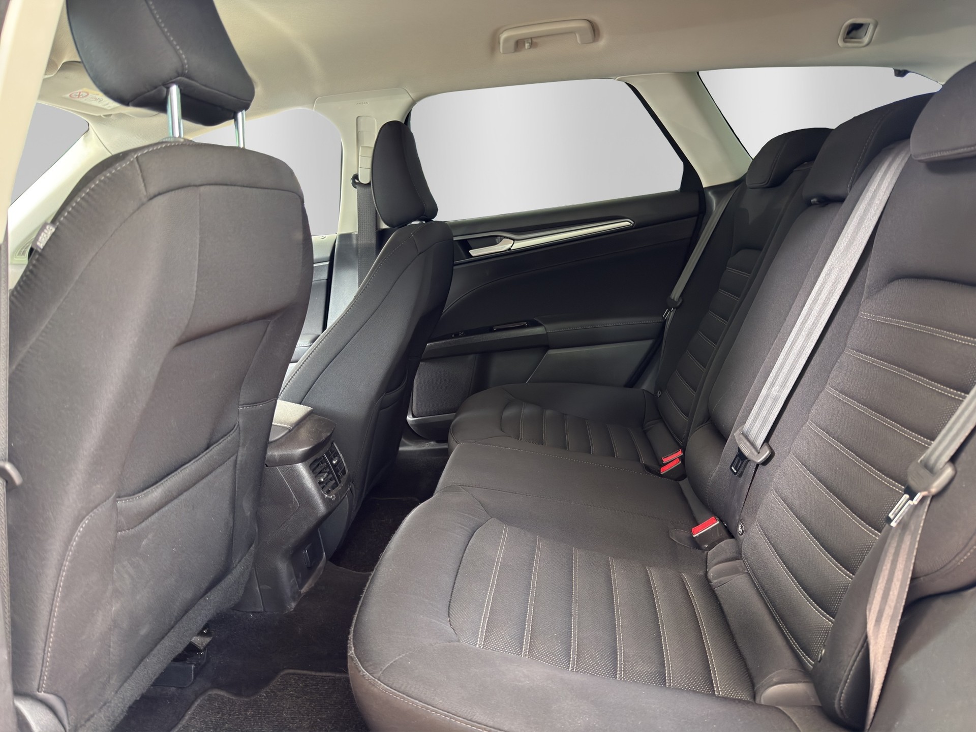 FORD Mondeo 2.0 TDCi Business Plus PowerShift-image-13