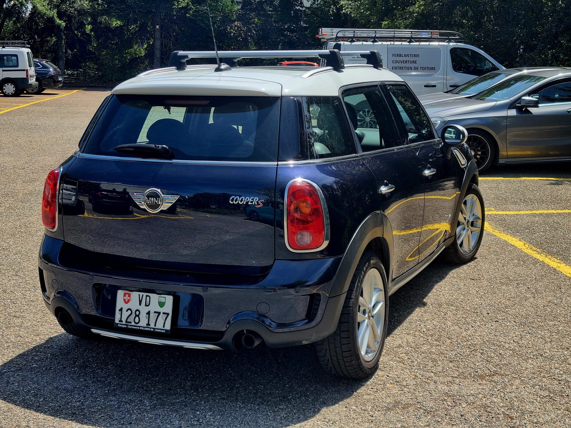MINI 1.6i Cooper S ALL4-image-3