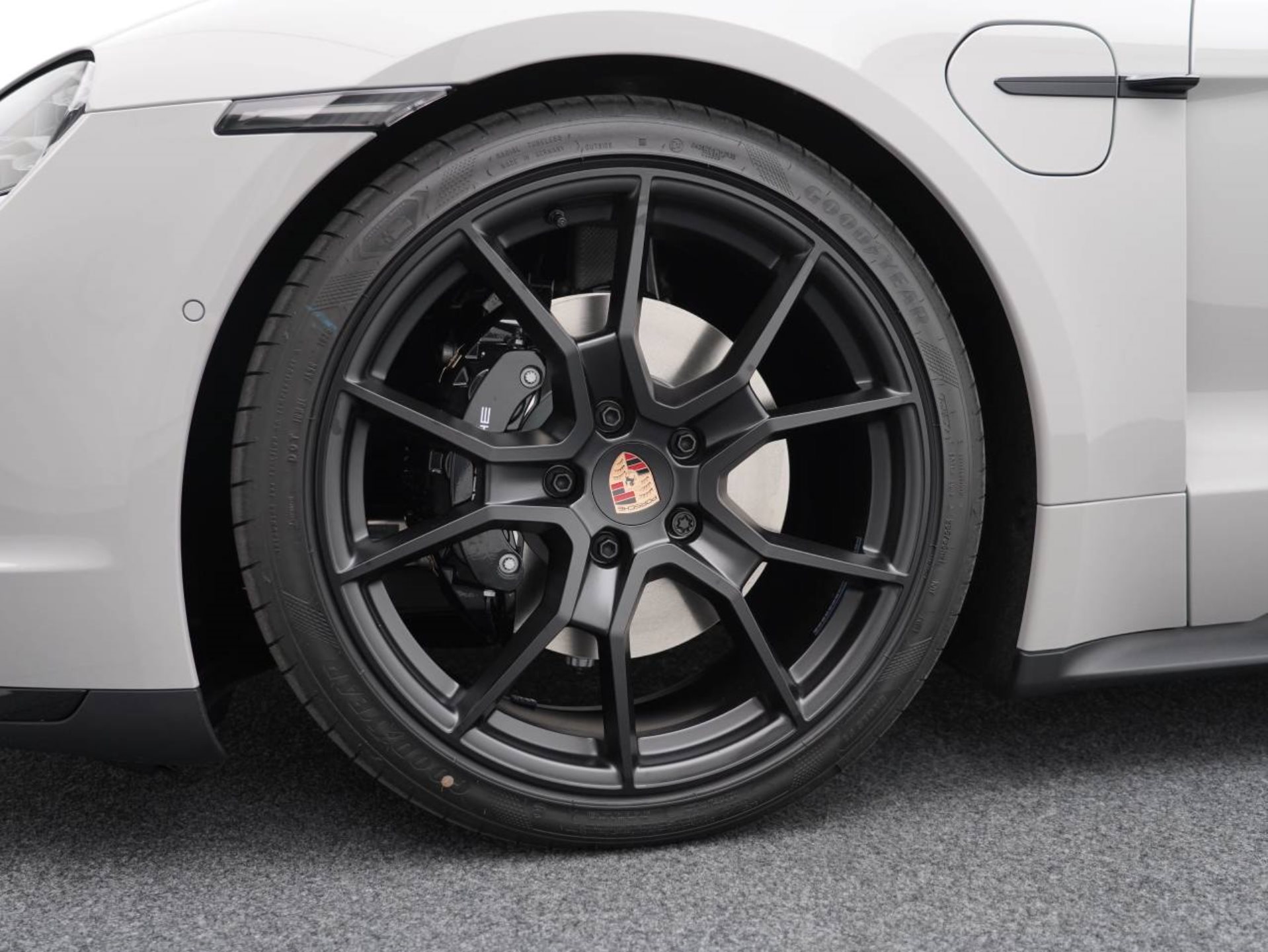 PORSCHE Taycan 4S Black Edition-image-10
