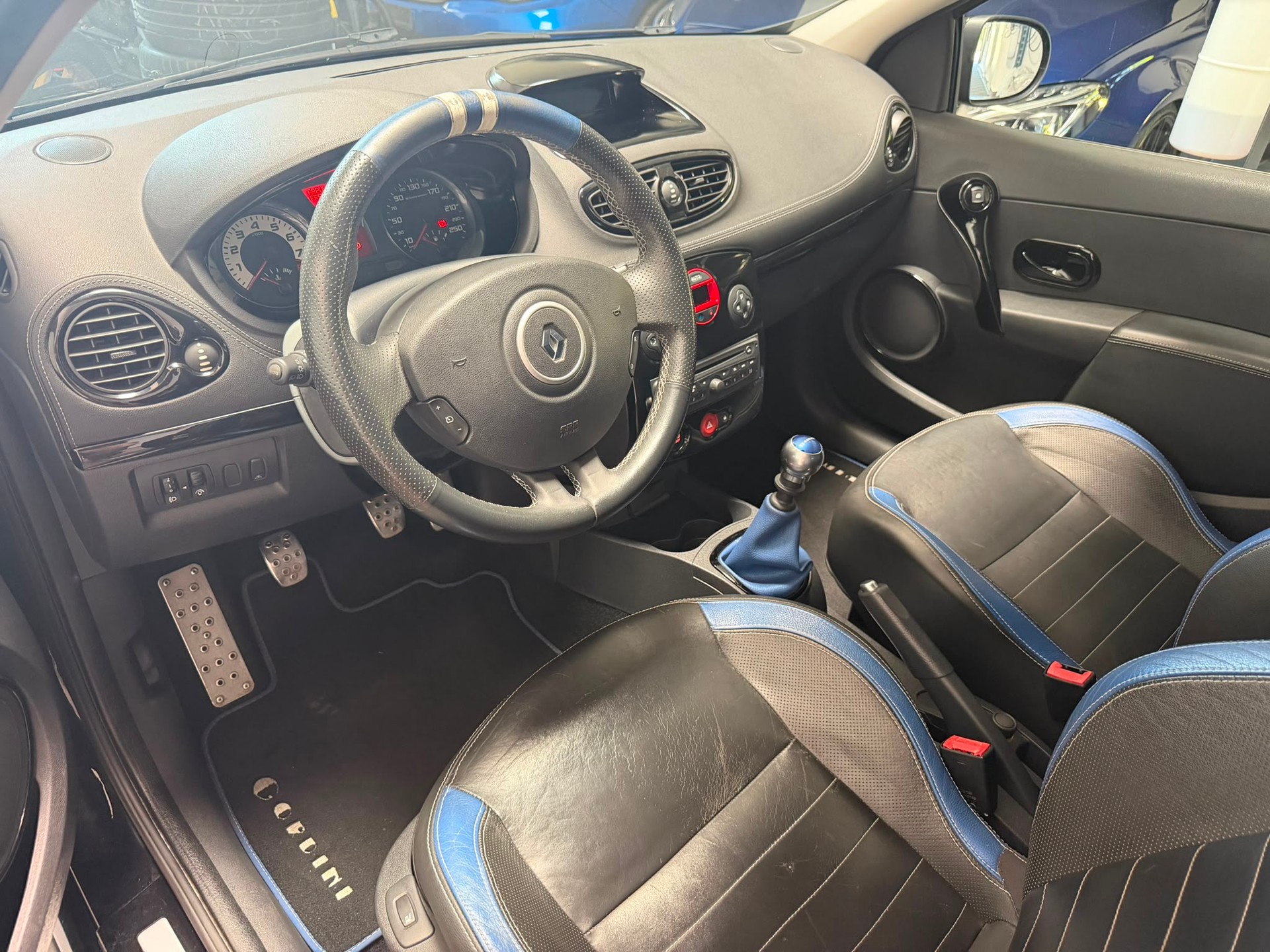 RENAULT Clio 2.0 16V RS Gordini CH N°817-image-1