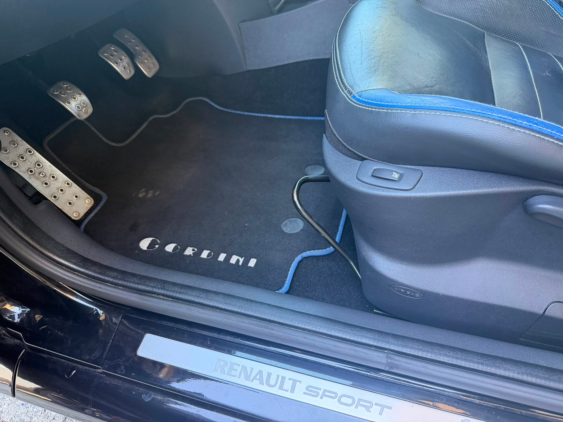 RENAULT Clio 2.0 16V RS Gordini CH N°817-image-15
