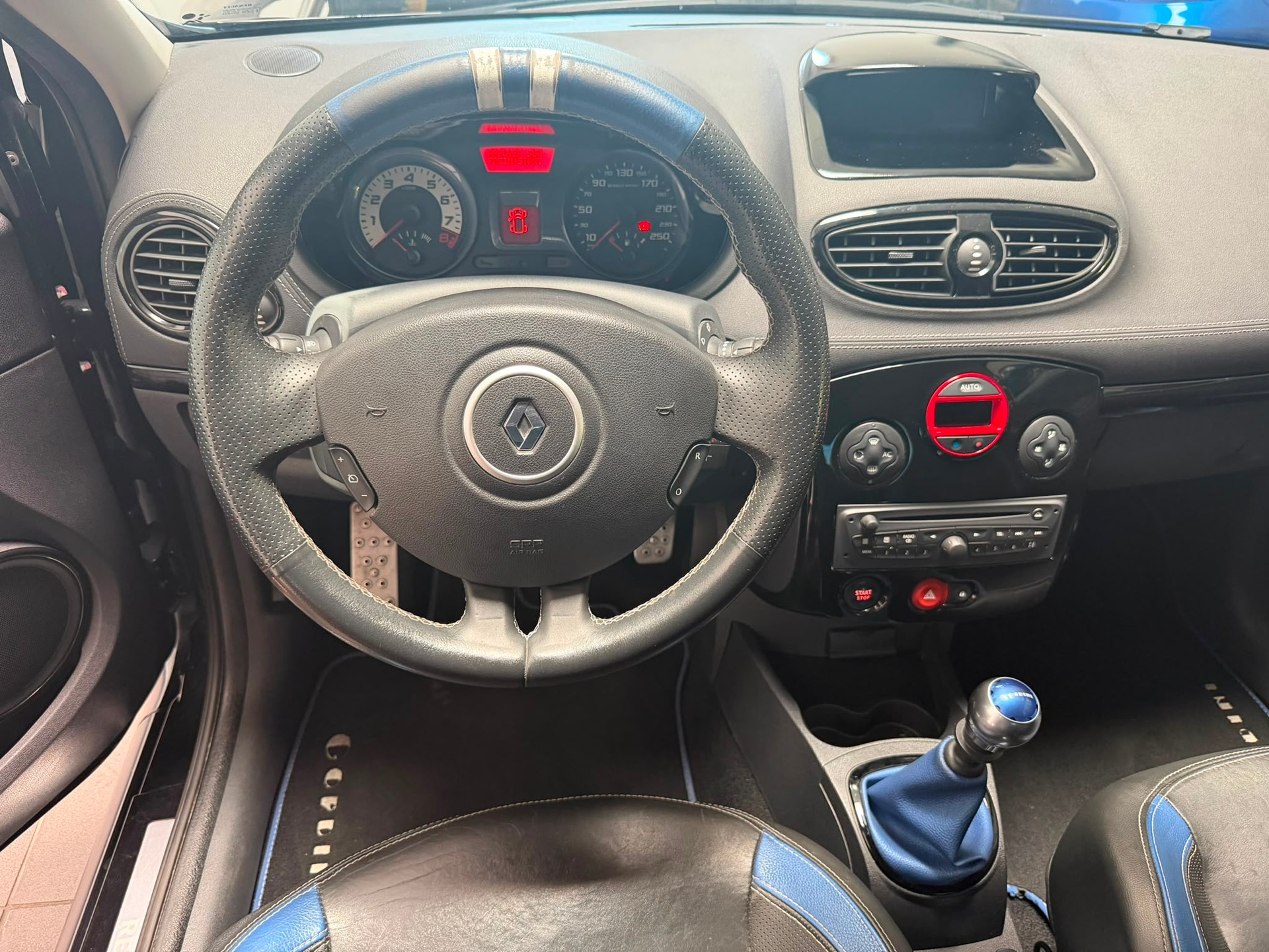 RENAULT Clio 2.0 16V RS Gordini CH N°817-image-12