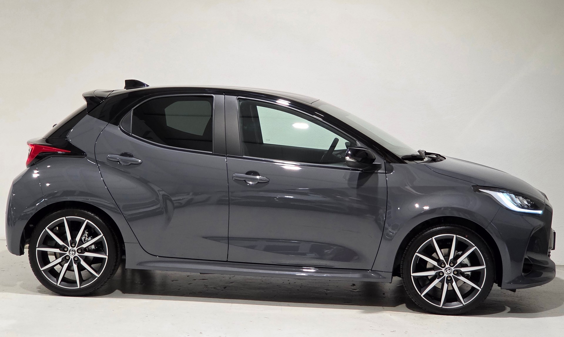 TOYOTA Yaris 1.5 GR Sport e-CVT-image-27