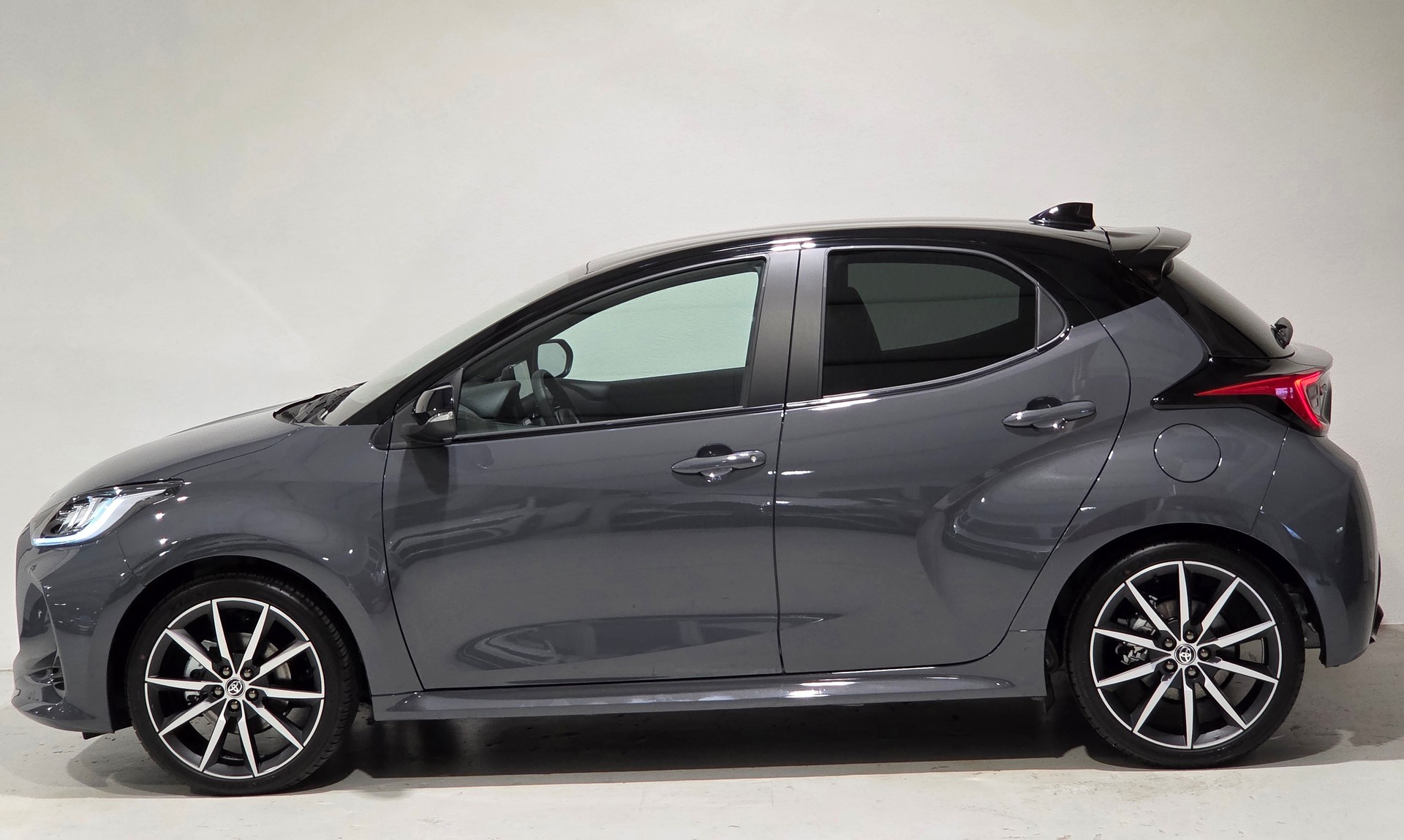 TOYOTA Yaris 1.5 GR Sport e-CVT-image-1