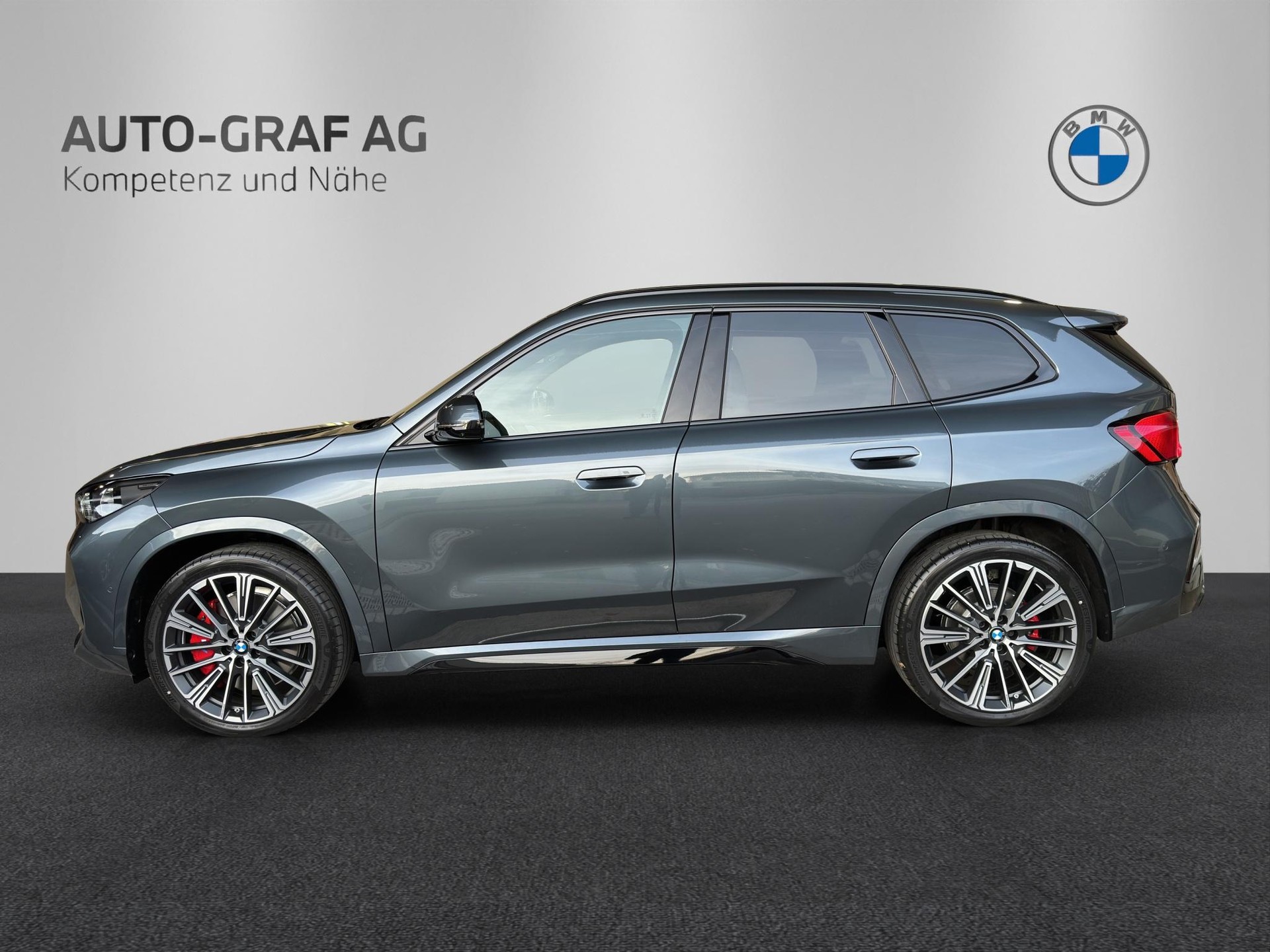 BMW iX1 30 xDrive M Sport Pro 'Individual'-showroom-element-1