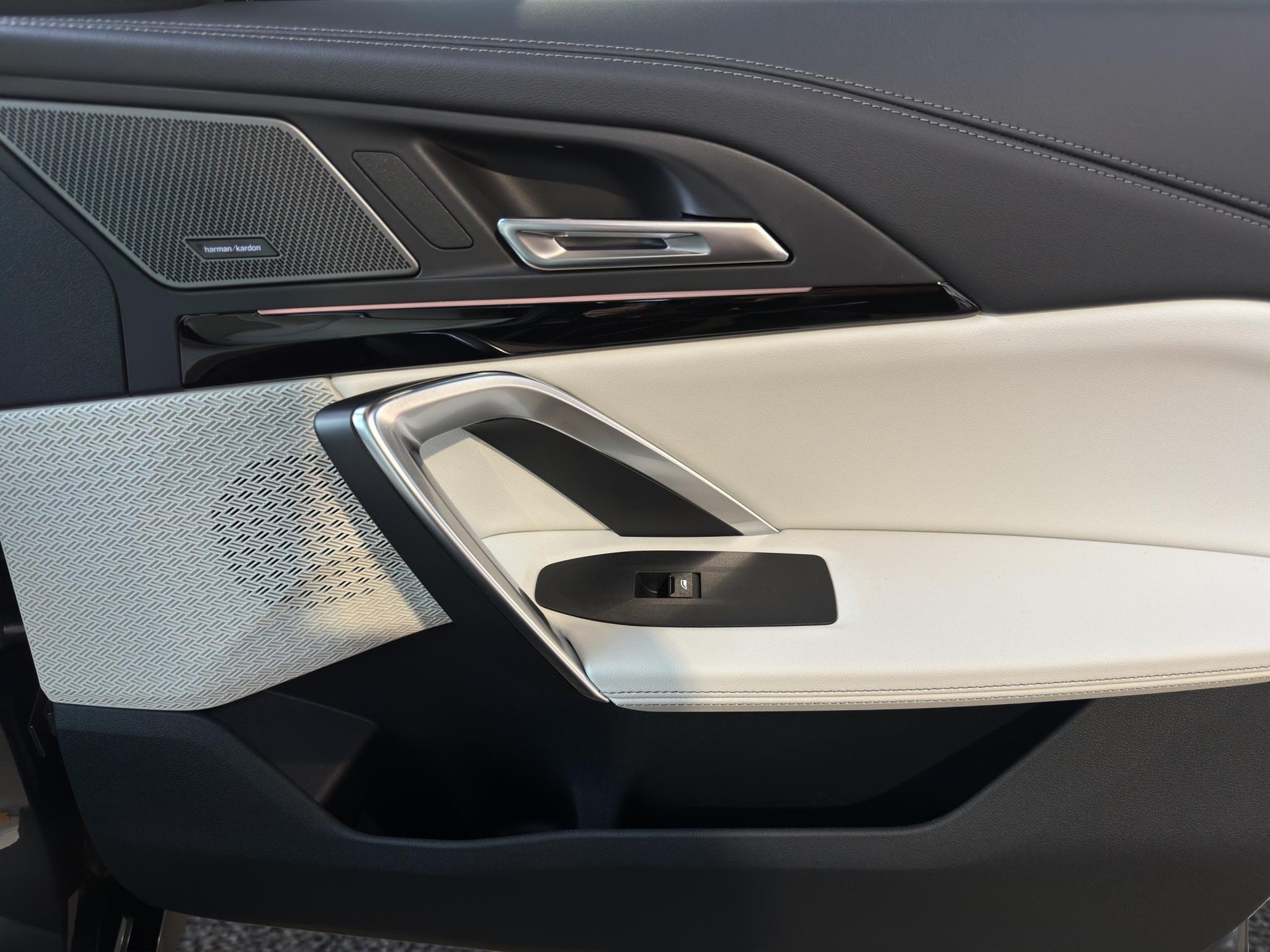 BMW iX1 30 xDrive M Sport Pro 'Individual'-image-20