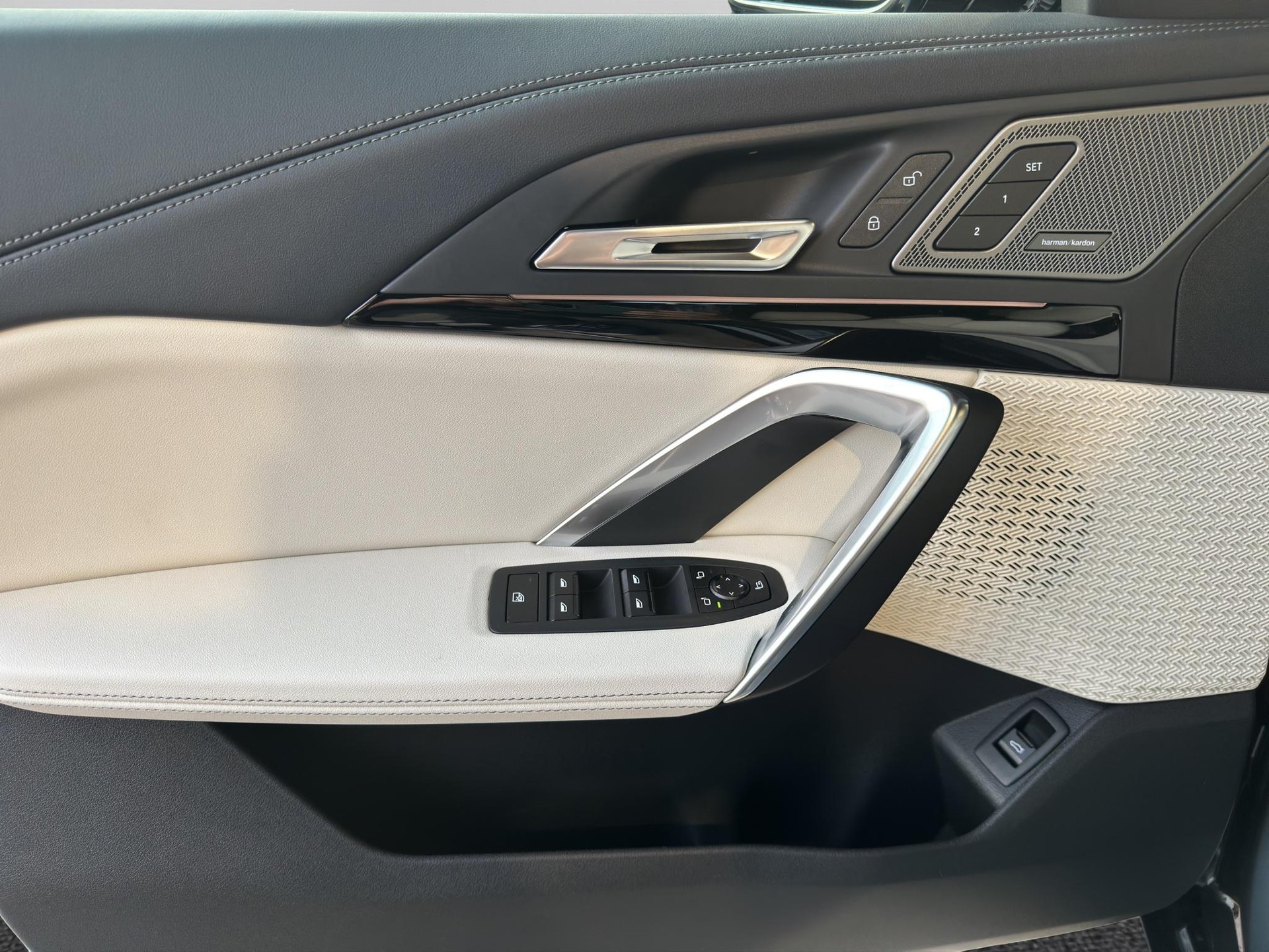 BMW iX1 30 xDrive M Sport Pro 'Individual'-image-13