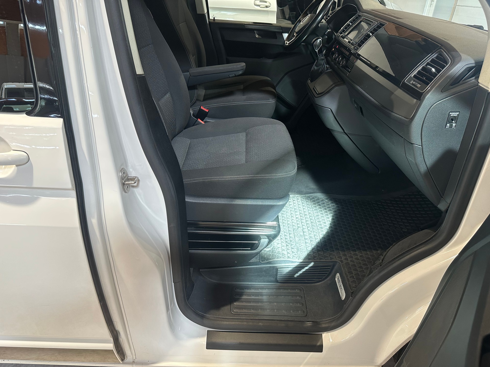 VW T6 California 2.0 Bi-TDI Beach Edition 4Motion DSG / AHK, Standheizung, Motorrad und oder Fahrräder Anhängevorrichtung inkl.-image-17
