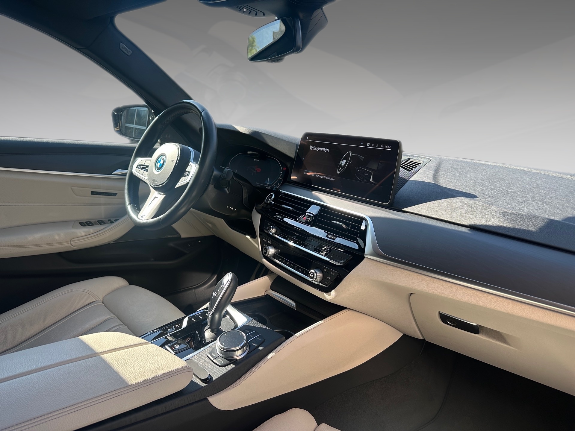 BMW 530e xDrive Touring M Sport Pro Steptronic-image-9