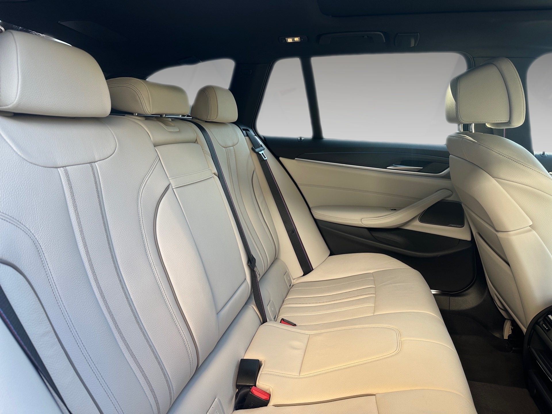 BMW 530e xDrive Touring M Sport Pro Steptronic-image-10
