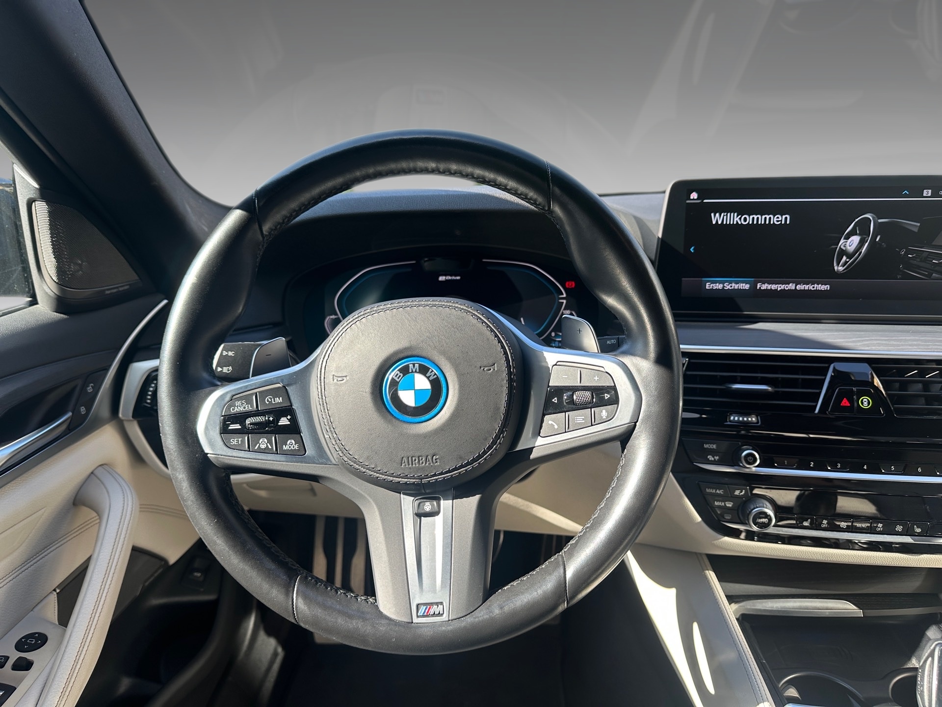BMW 530e xDrive Touring M Sport Pro Steptronic-image-7
