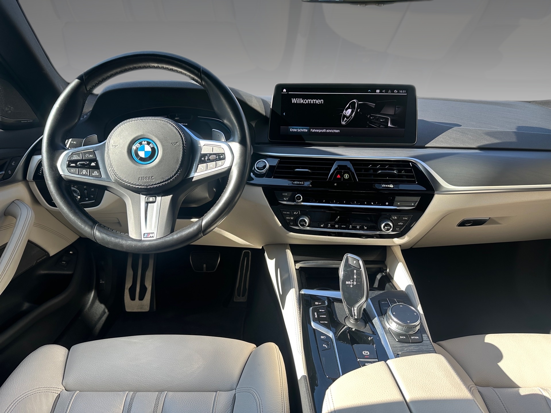BMW 530e xDrive Touring M Sport Pro Steptronic-image-6