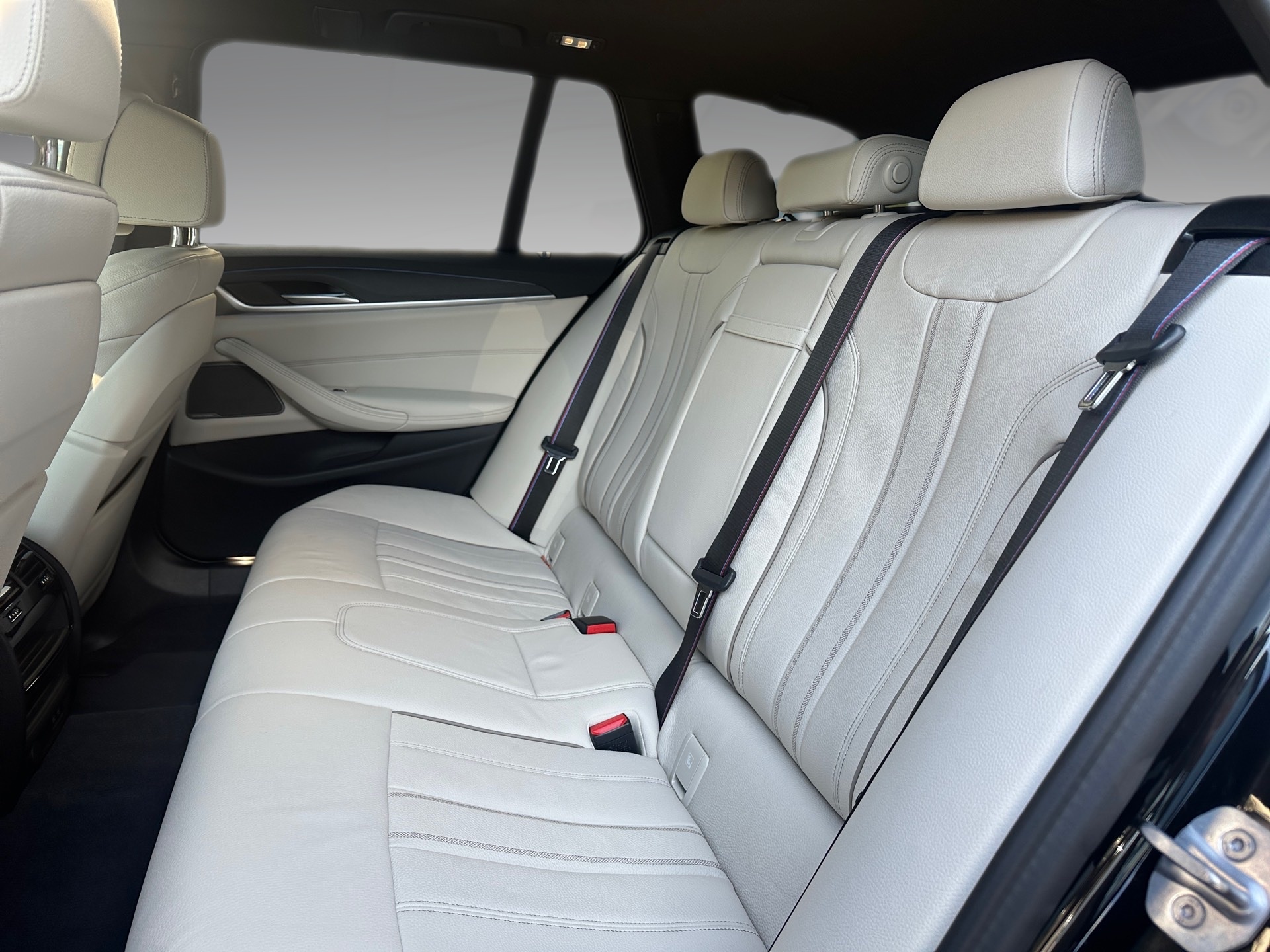 BMW 530e xDrive Touring M Sport Pro Steptronic-image-11