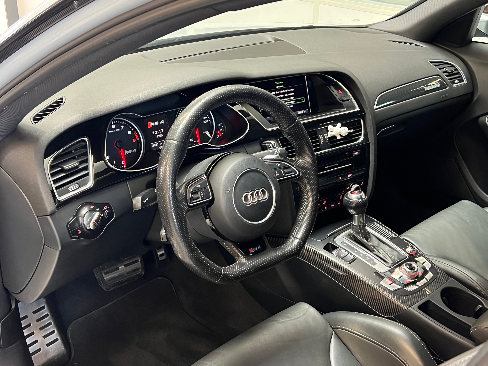 AUDI RS4 Avant 4.2 FSI V8 quattro S-tronic-image-13
