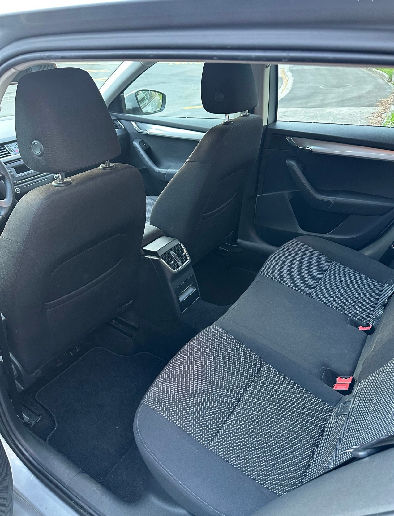 SKODA Octavia Combi 1.6 TDI Ambition 4x4-image-3