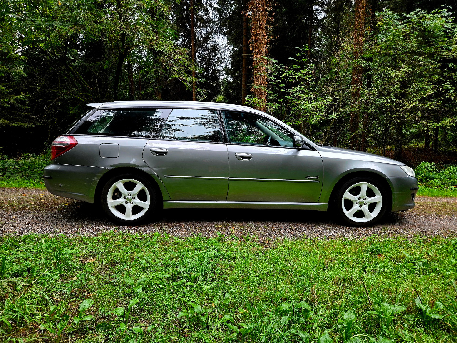 SUBARU Legacy 2.0R AWD Swiss-image-10