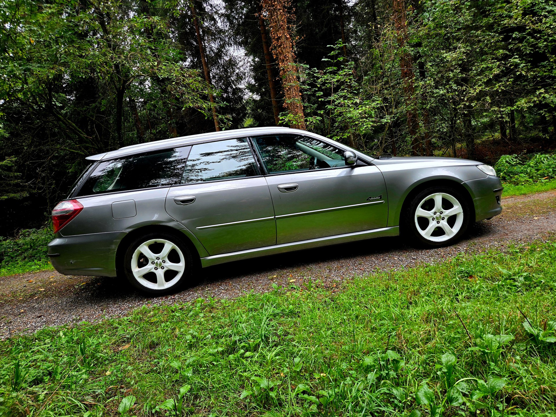 SUBARU Legacy 2.0R AWD Swiss-image-14