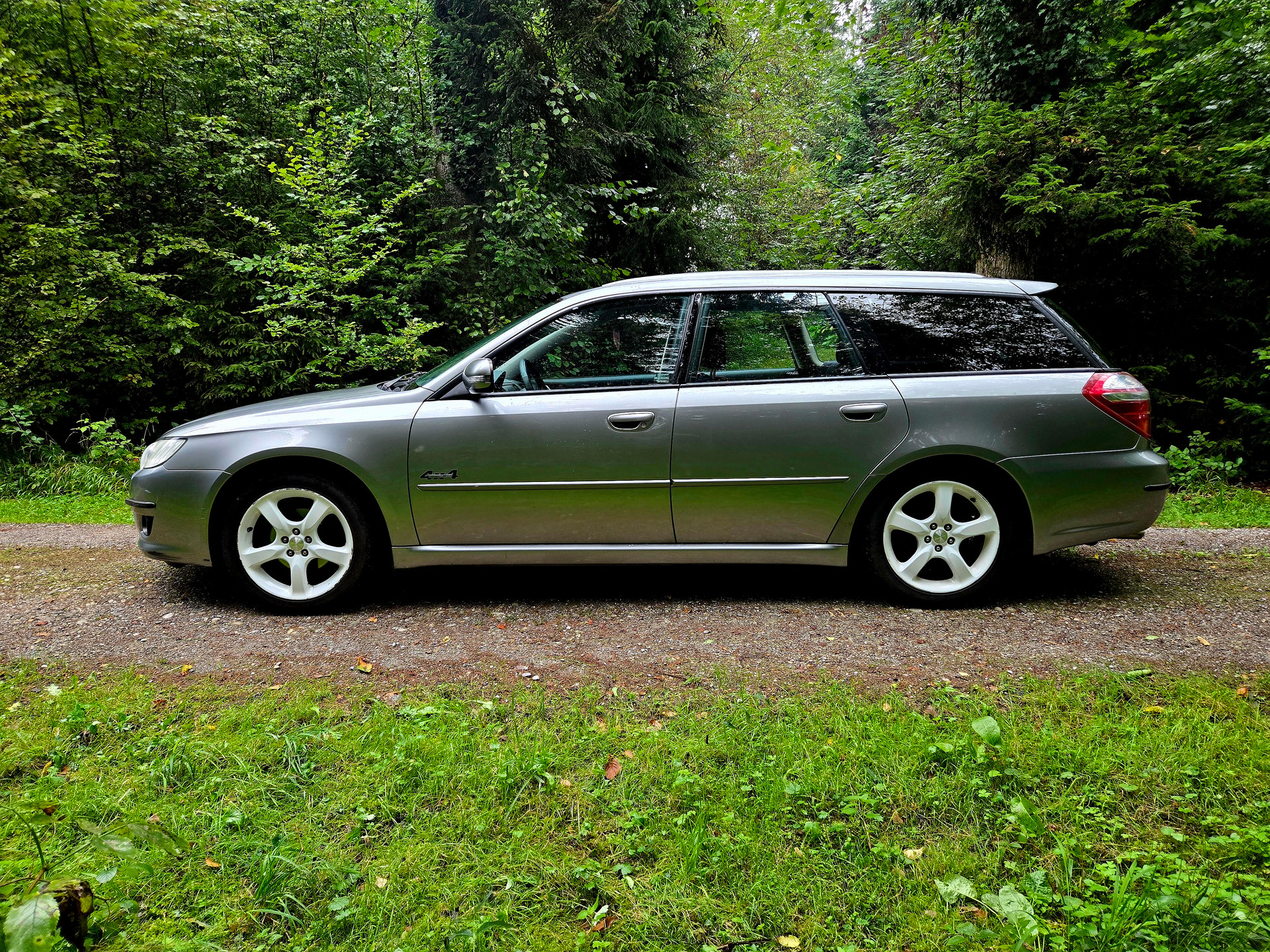 SUBARU Legacy 2.0R AWD Swiss-image-3