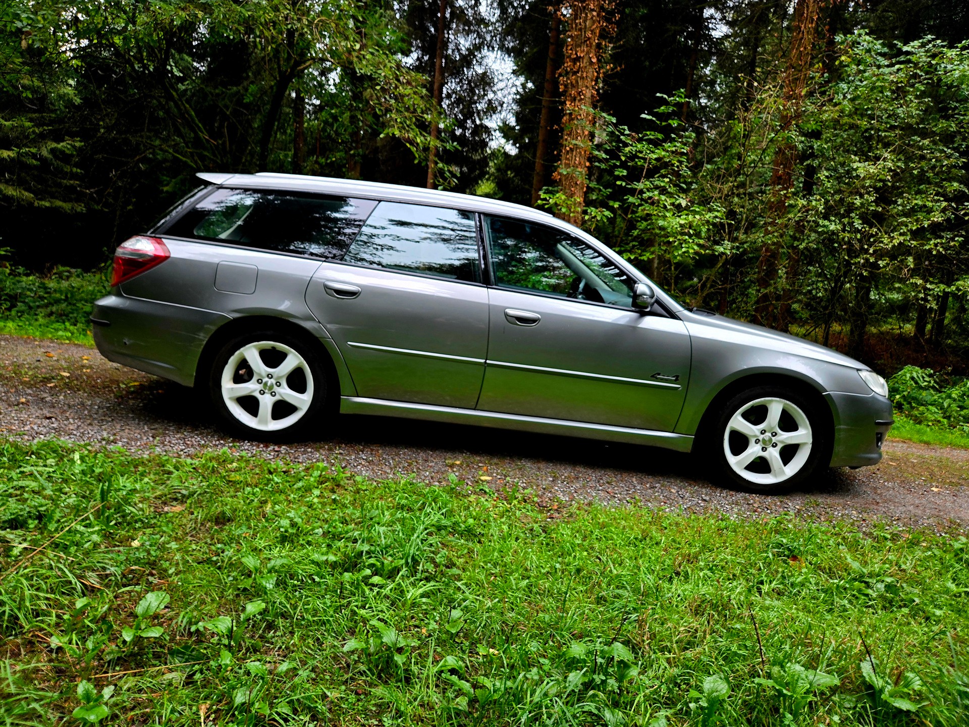 SUBARU Legacy 2.0R AWD Swiss-image-15
