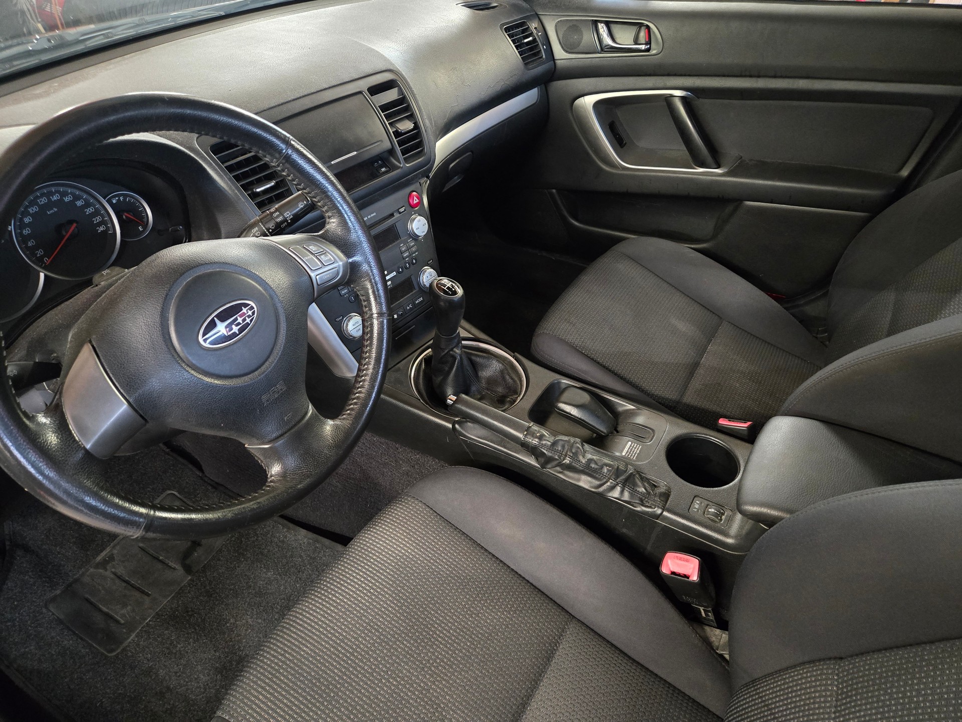 SUBARU Legacy 2.0R AWD Swiss-image-12