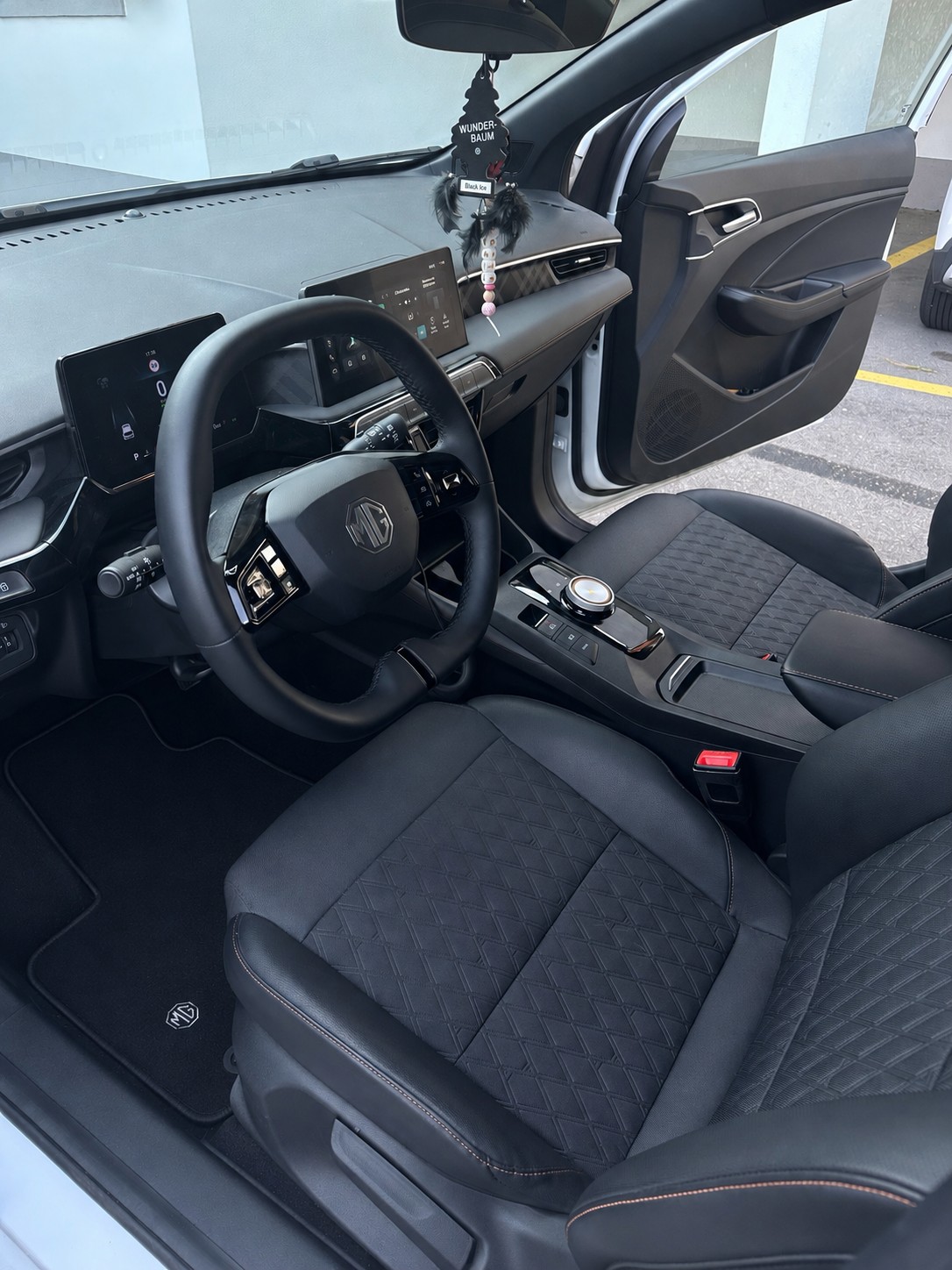 MG 1.5 Hybrid Luxury-image-3