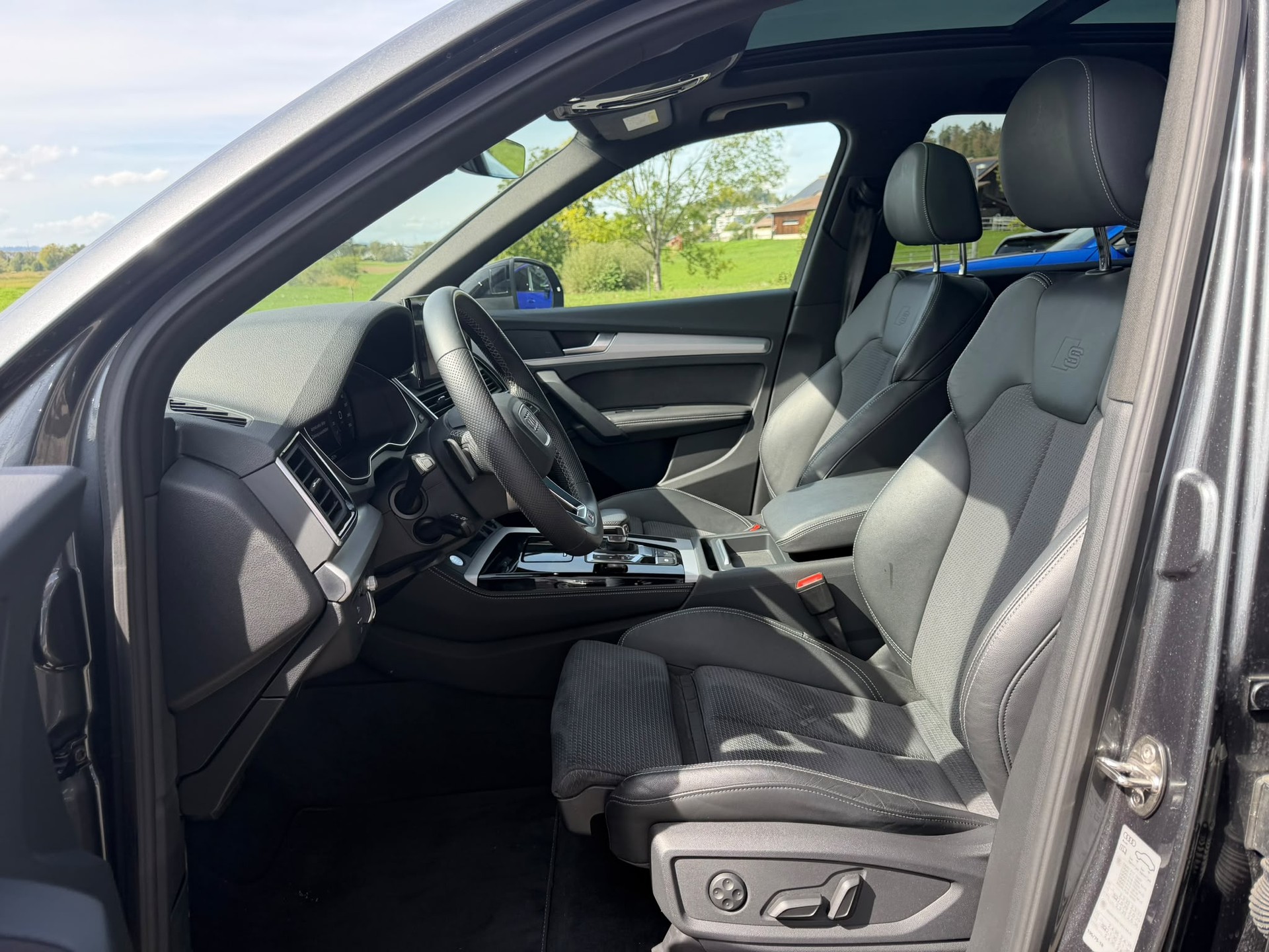 AUDI Q5 40 TDI Black Edition quattro S-tronic-image-7