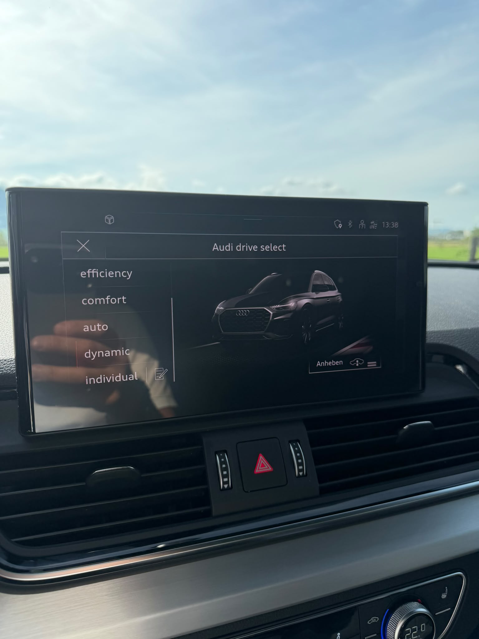 AUDI Q5 40 TDI Black Edition quattro S-tronic-image-16